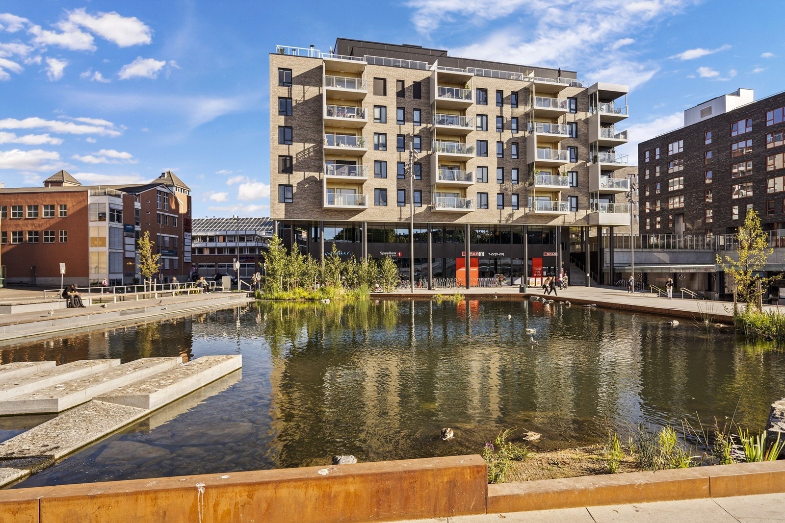 På Ensjø finner du en rekke hyggelige spisesteder, butikker og et bredt tilbud av offentlig kommunikasjon. Galleribilde