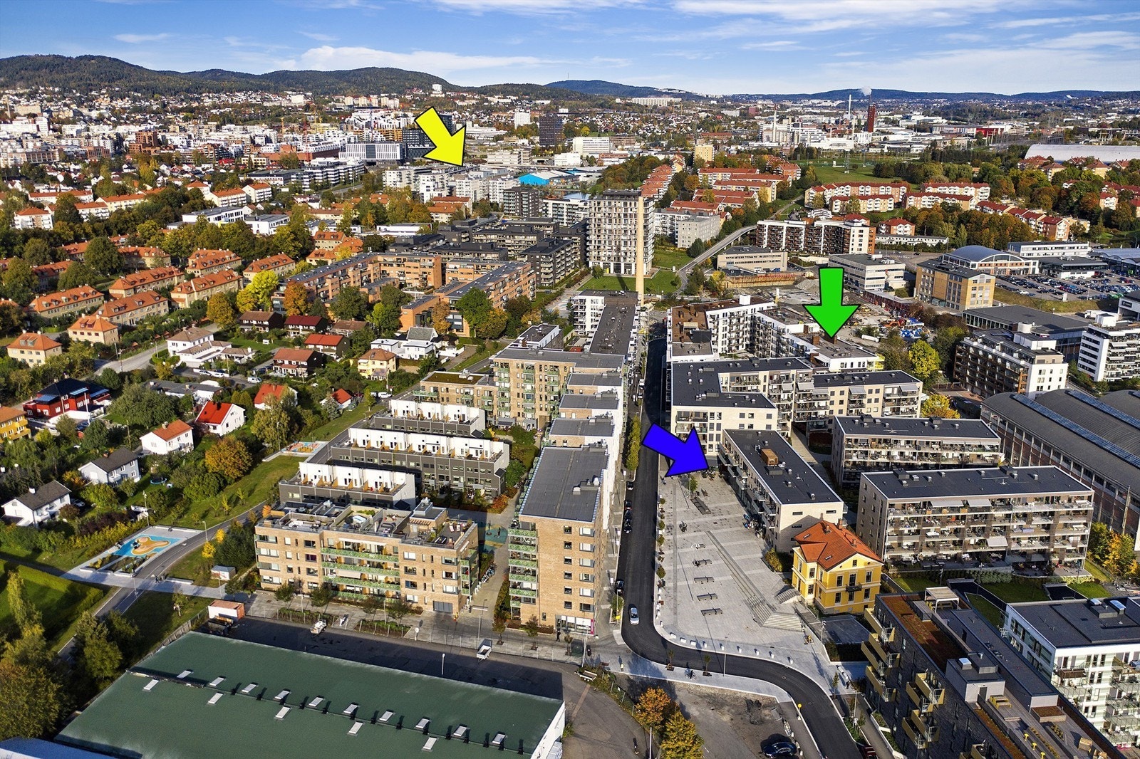 Sameiet har fin beliggenhet i området (grønn pil). Gangavstand til Joker (blå pil), med kafé like ved siden av. Hasle Torg (gul pil) har mange gode servicetilbud Galleribilde