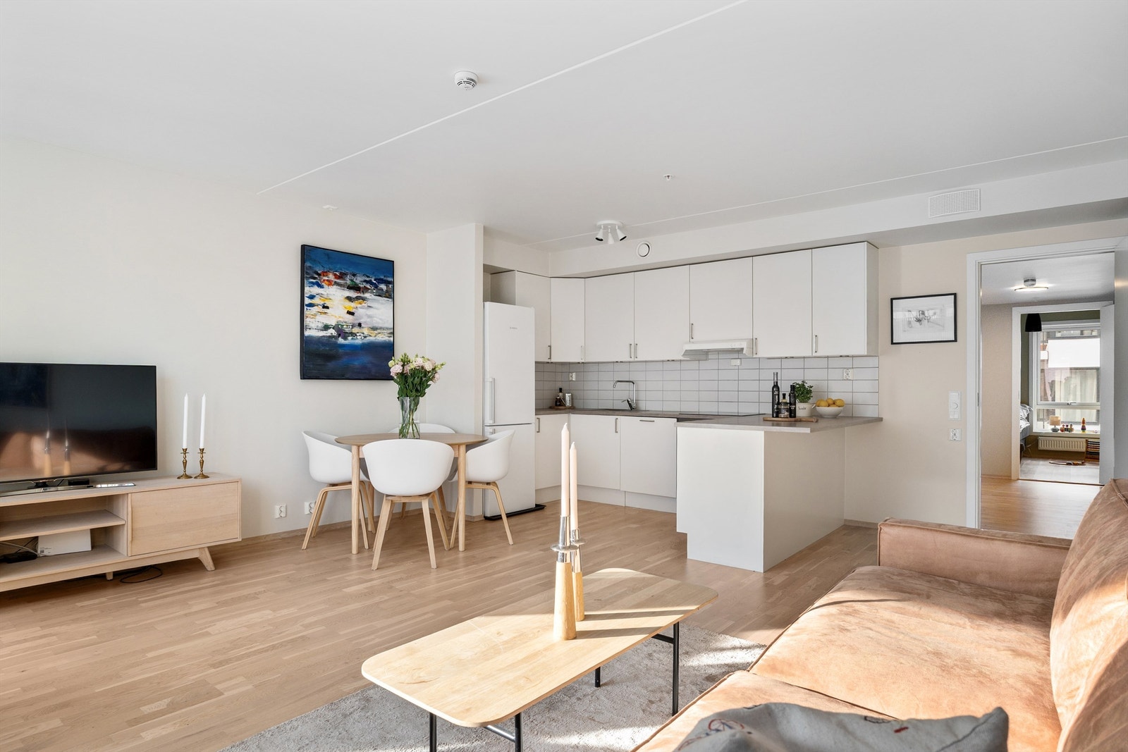 Kjøkkenet er holdt i en åpen løsning mot stuen, som gjør at rommet blir et naturlig og sosialt samlingspunkt i boligen. Galleribilde