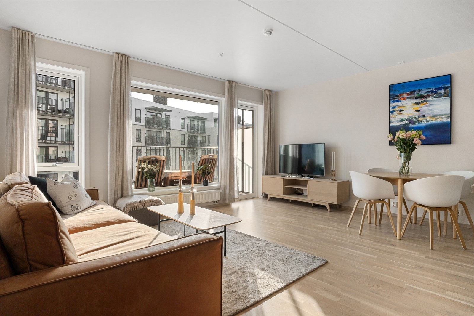 Boligen har en meget god planløsning og holder god standard. Stuen er av god størrelse med plass til sofa, tilhørende salongbord og TV-seksjon. Galleribilde