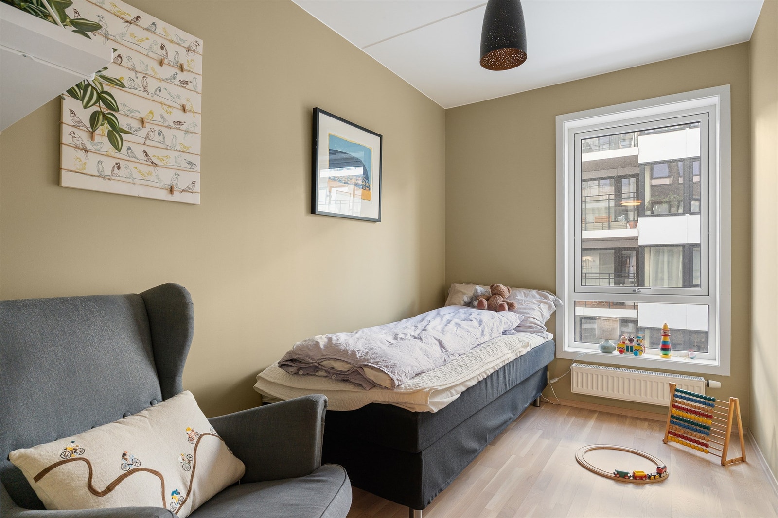 Leilighetens andre soverom er passer ypperlig som barneron, gjesterom eller kontor eller en kombinasjon av disse. Galleribilde