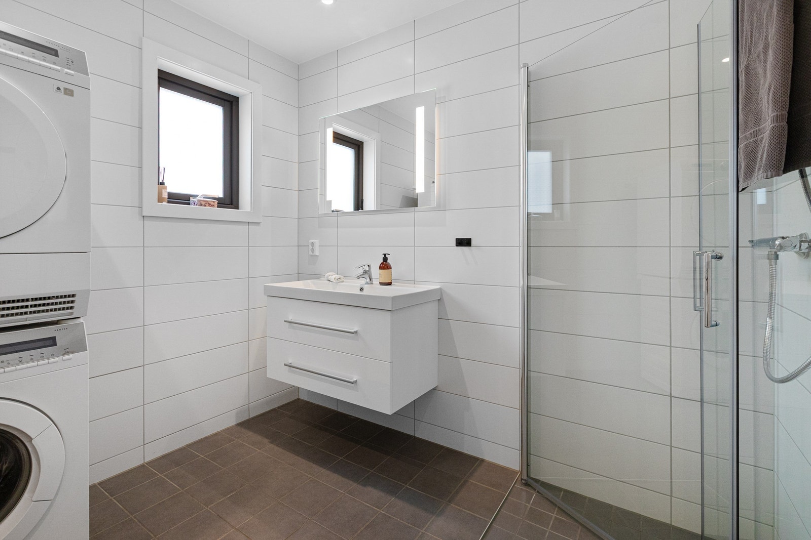 Pent flislagt bad i 1. etasje med varmekabler i gulv Galleribilde