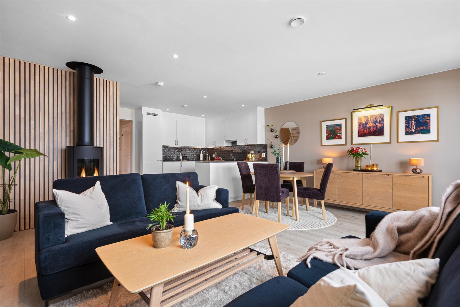 Stuen har peisovn Galleribilde