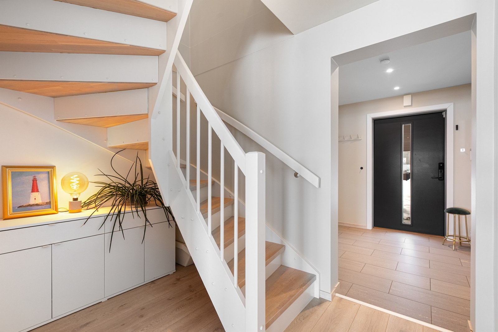 Entre med trapp opp til 2. etasje. Galleribilde