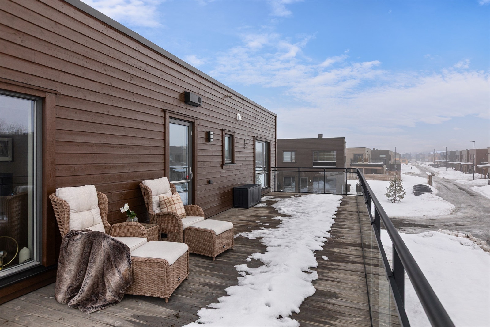 Flott balkong med god plass til flere sittegrupper og hyggelige sammenkomster Galleribilde