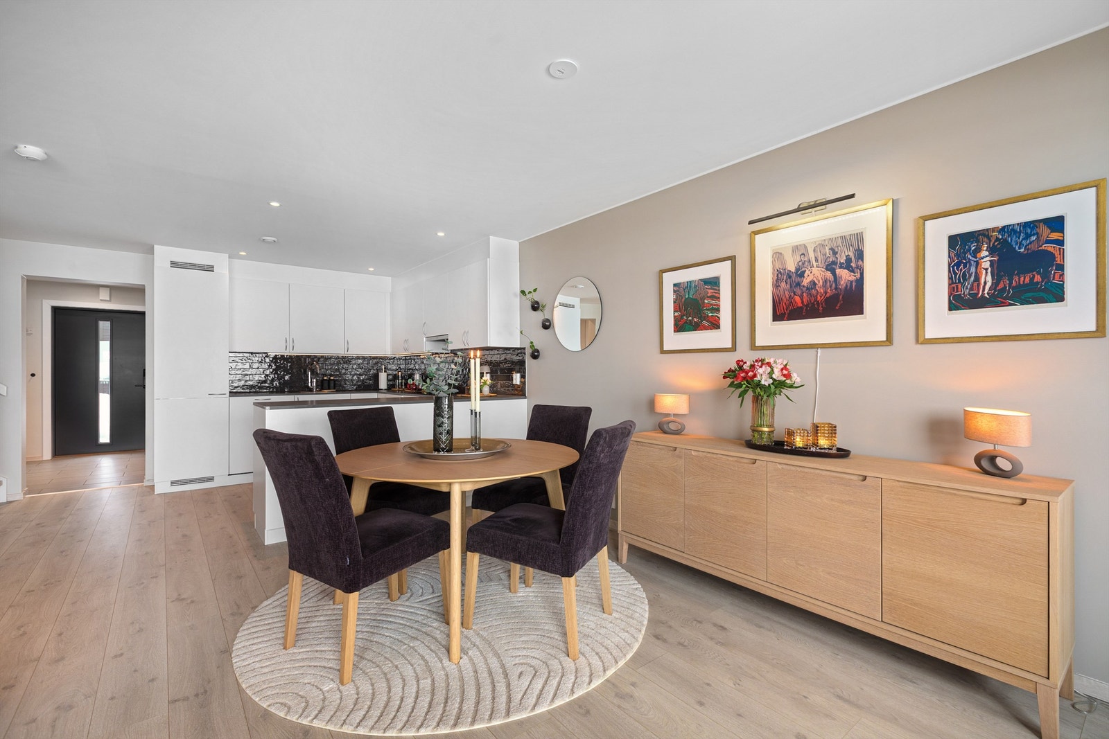 Kjøkkenet har åpen løsning mot stuen Galleribilde