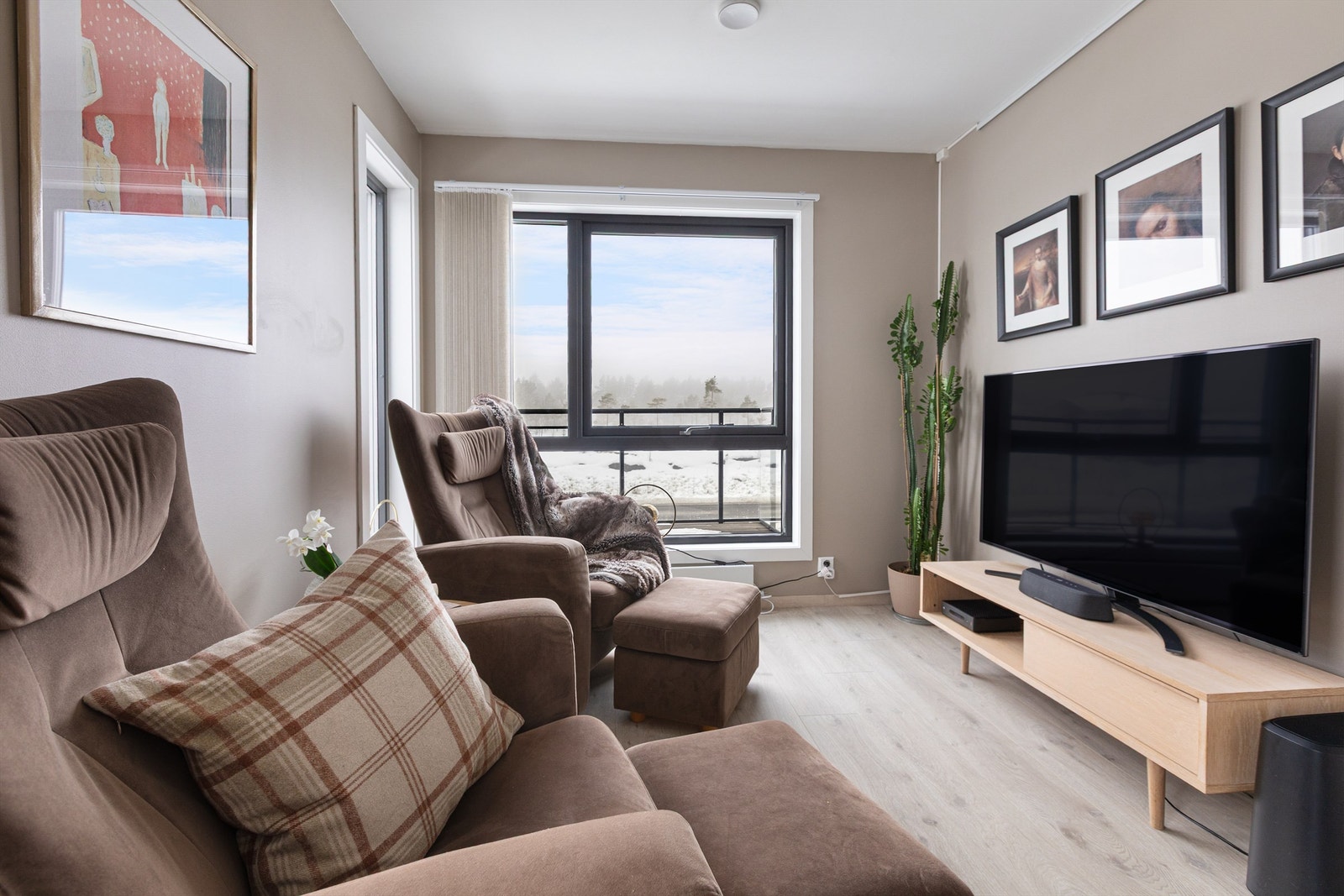 Soverom som benyttes som tv-stue Galleribilde