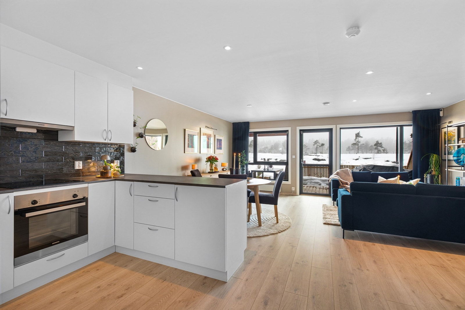 Tiltalende stue i åpen løsning med kjøkkenet Galleribilde