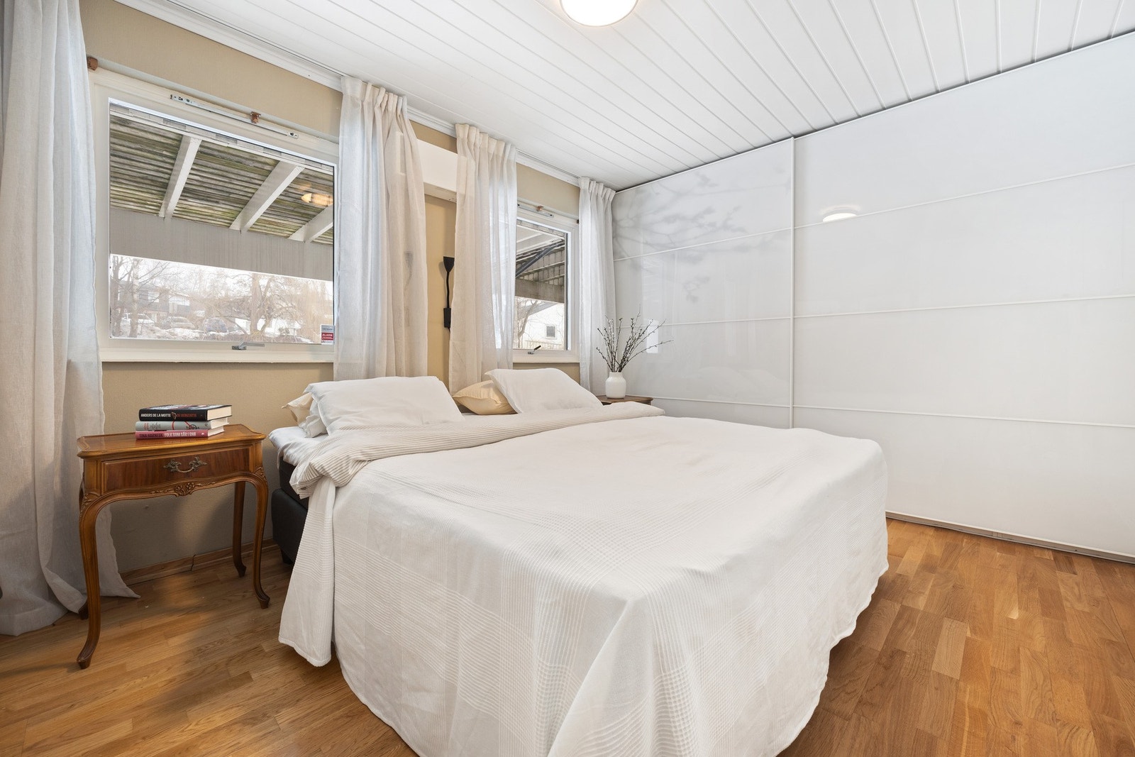 Det er god garderobeplass i hovedsoverommet, med stor skyvedørsgarderobe langs den ene veggen og garderobeskap på motsatt vegg Galleribilde