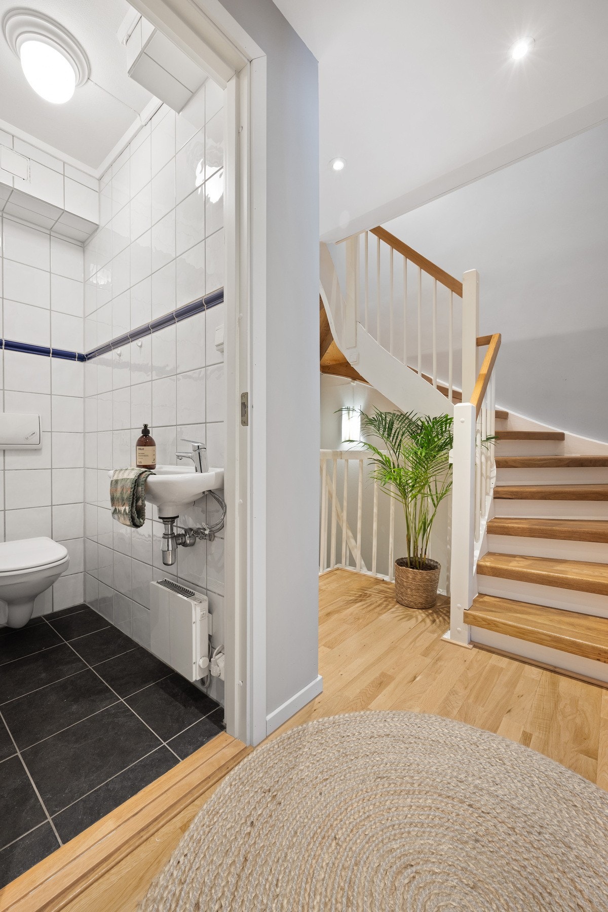 Trapperom og gang i mellometasjen (u. etasje) som inneholder et romslig bad, et ekstra toalettrom og 2 soverom. Galleribilde