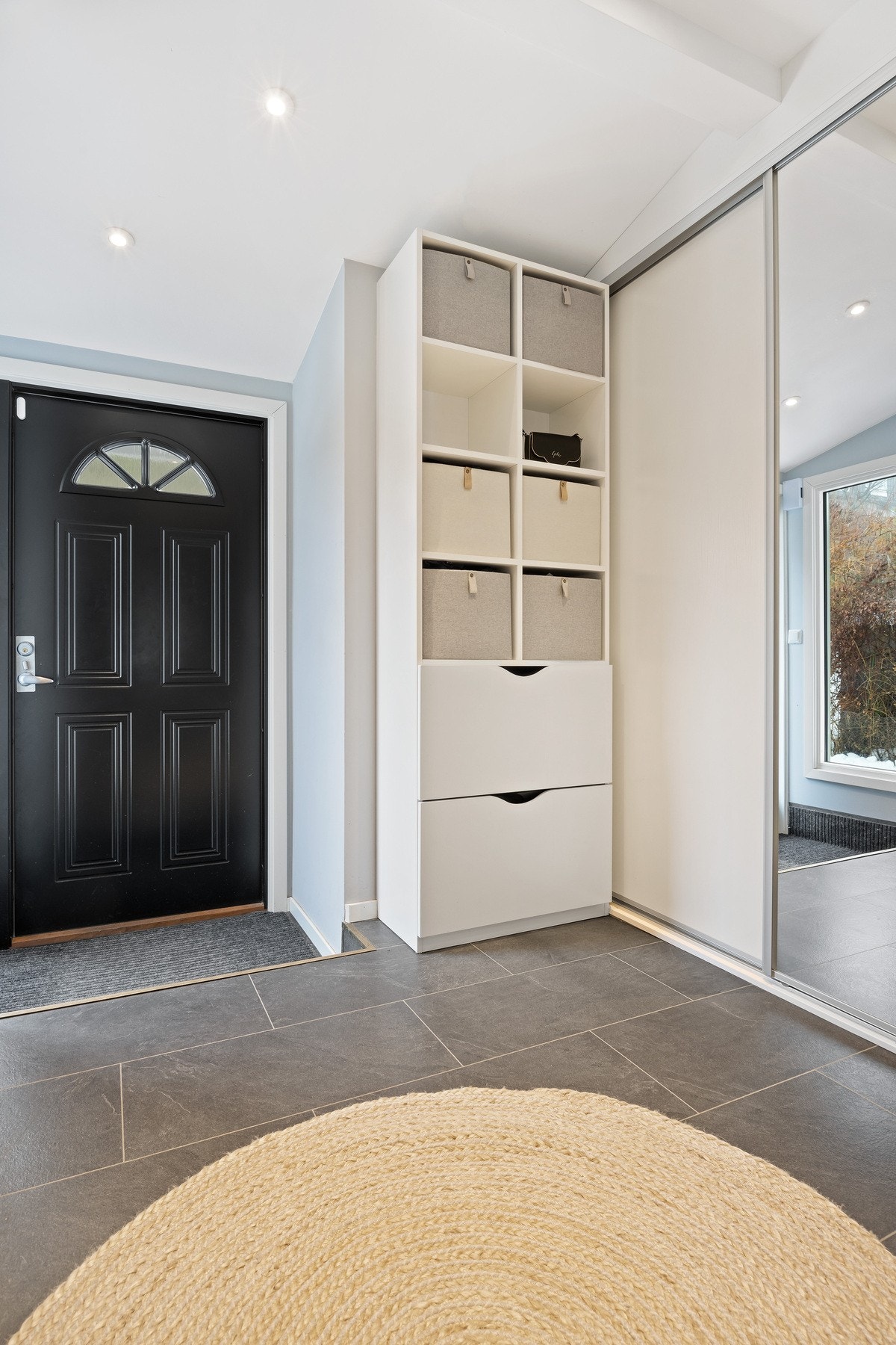 Romslig, tilbygget inngangsparti og gang i 1. etasje med flislagt gulv og varmekabler samt godt med garderobeplass Galleribilde