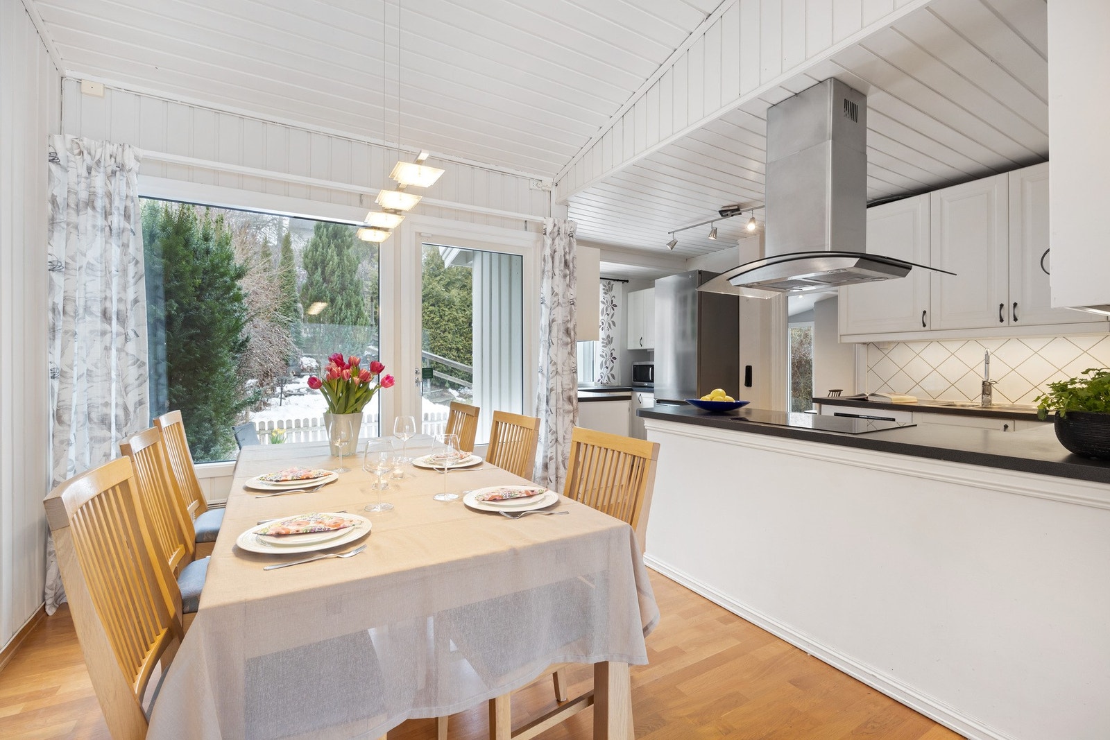 Kjøkkeninnredning fra 2010 og god plass til stort spisebord i tilknytning til kjøkkenet Galleribilde