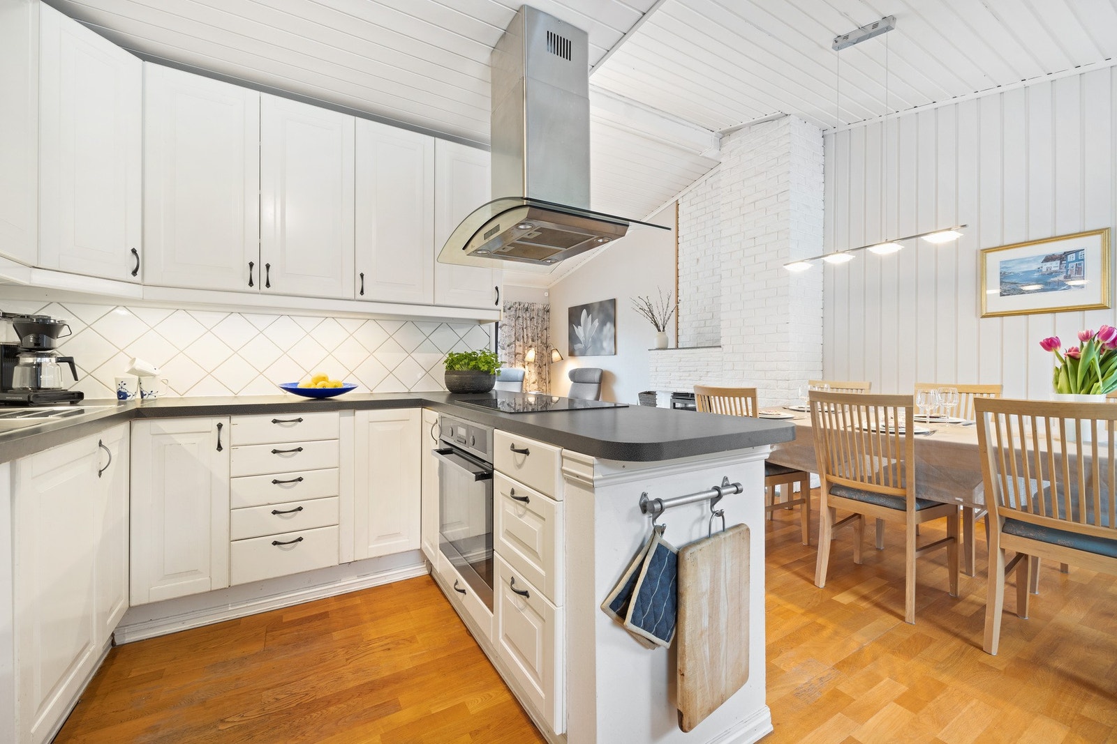 Kjøkkenet er fra 2010 og hvitevarer i innredningen er oppvaskmaskin, stekeovn, platetopp og kjøleskap med fryser samt ventilator over platetoppen. Galleribilde