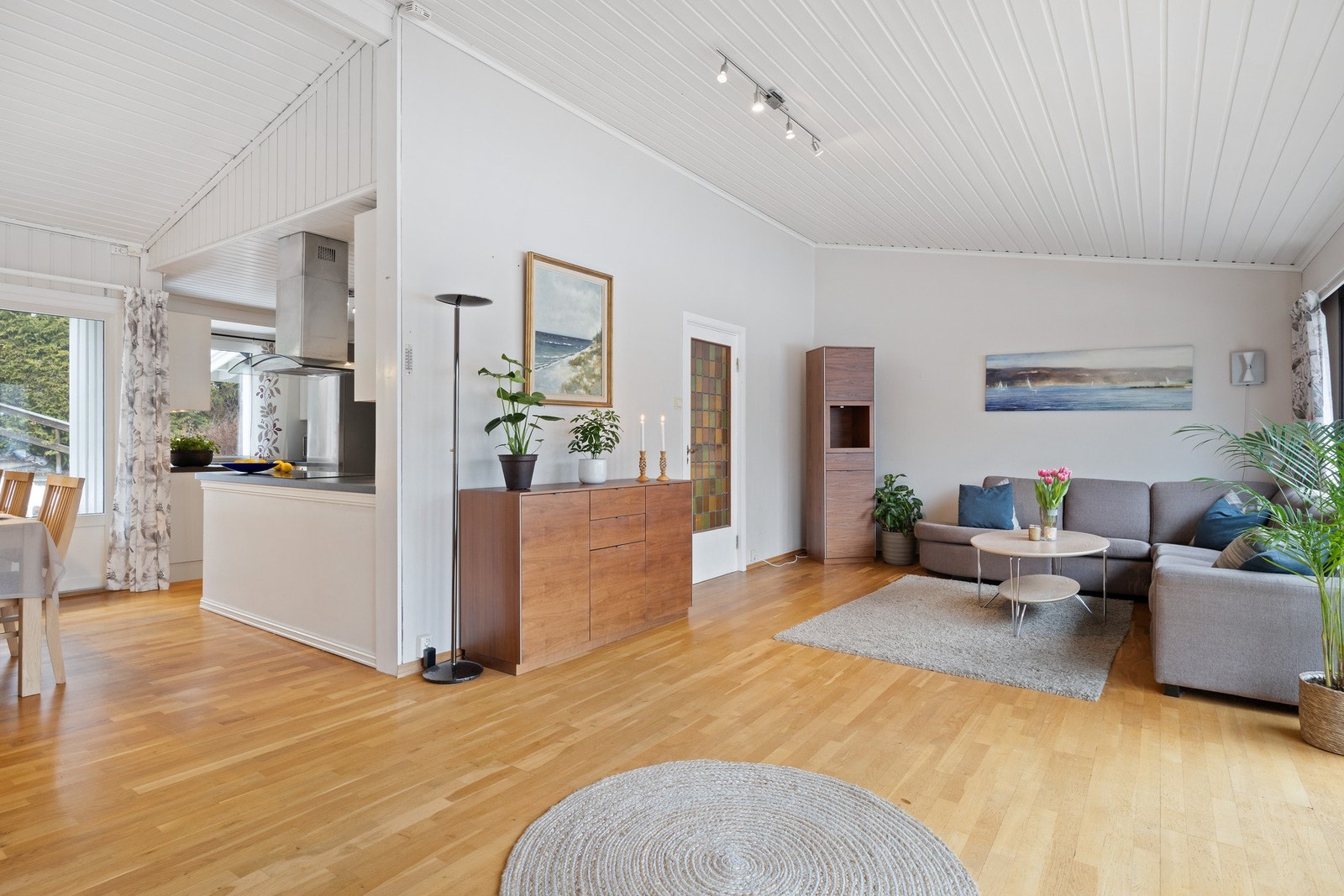 Stor stue og kjøkken i åpen løsning. Lyst og romslig rom med store vindusflater og god takhøyde. Galleribilde