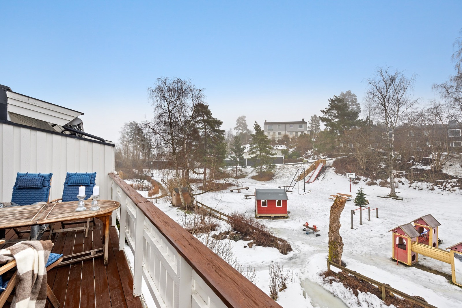 Verandaen på baksiden er privat uten sjenerende innsyn, men har likevel god oversikt over lekeplassen. Galleribilde