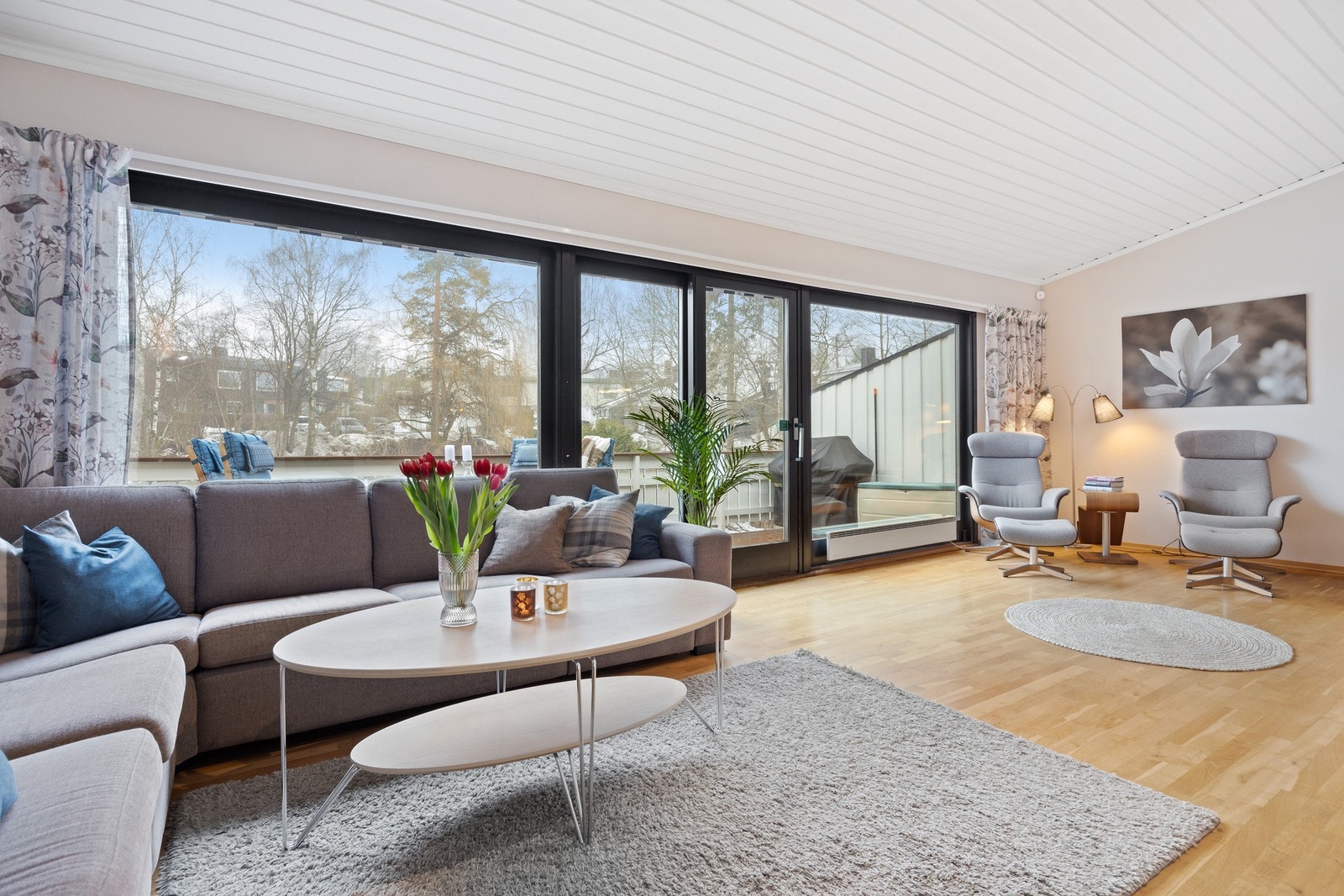 Stor stue og kjøkken i åpen løsning. Lyst og romslig rom med store vindusflater og god takhøyde. Galleribilde