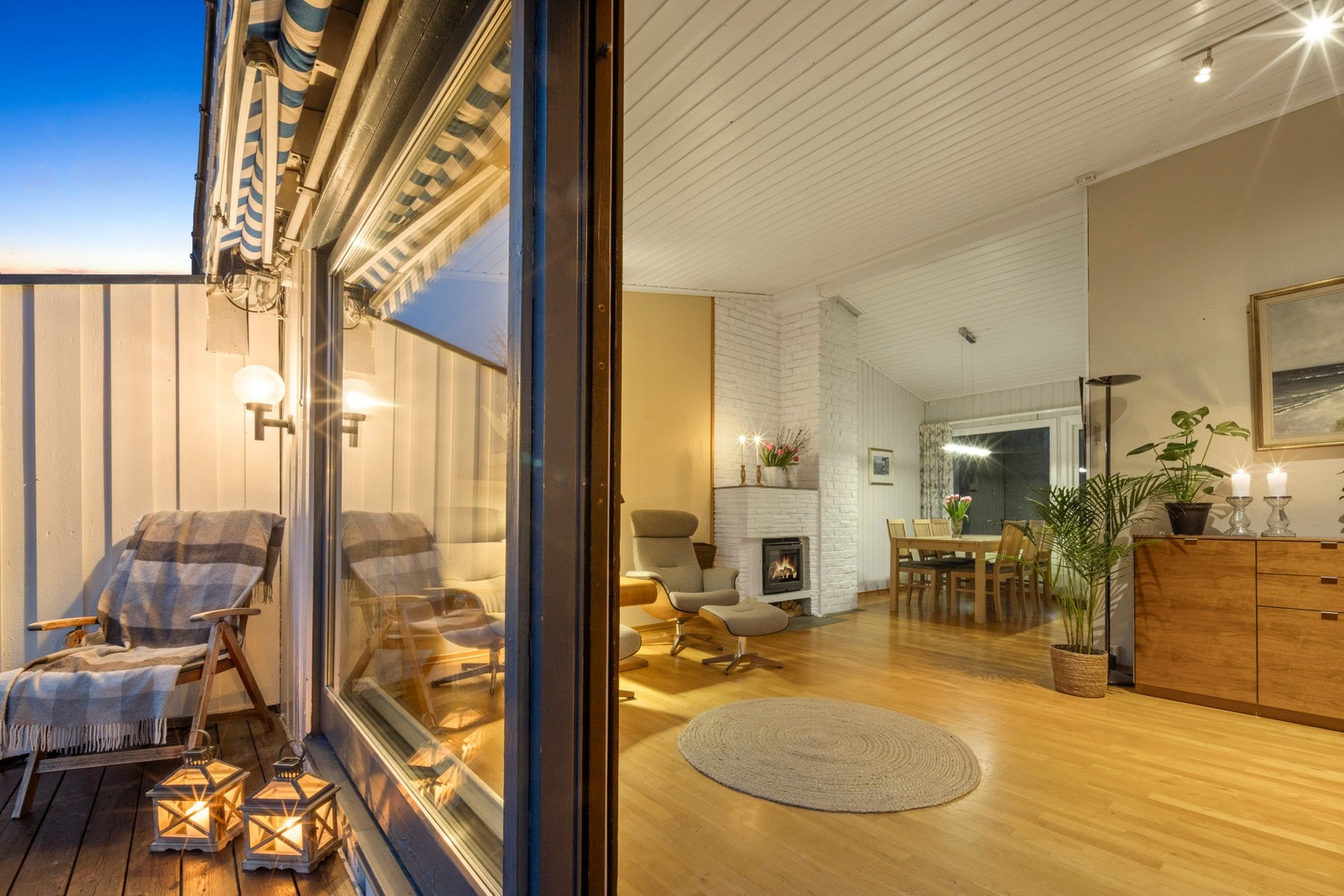 Det ble montert ny, elektrisk markise på verandaen i 2024 Galleribilde