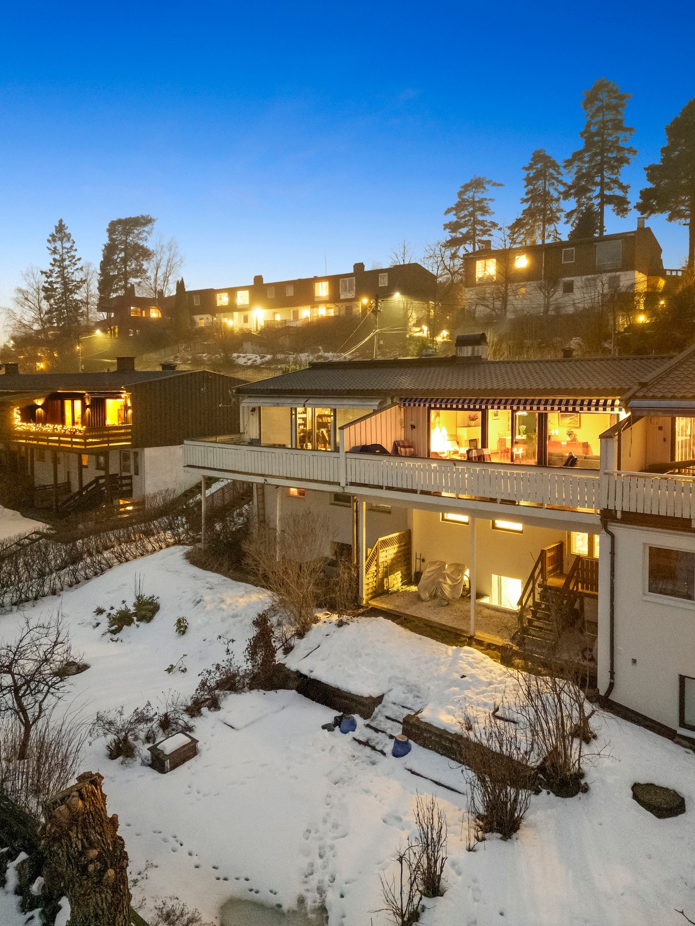 Huset er over 3 plan med solrike uteplasser på begge sider av huset Galleribilde