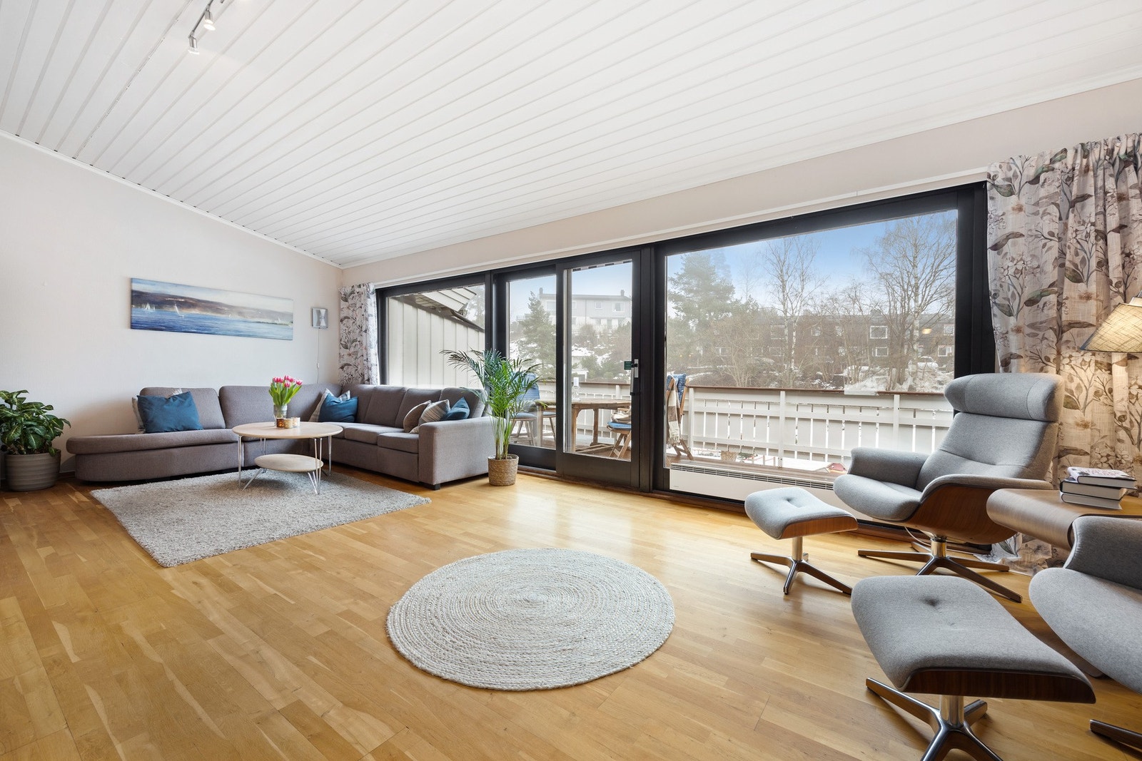 Stor stue og kjøkken i åpen løsning. Lyst og romslig rom med store vindusflater og god takhøyde. Galleribilde