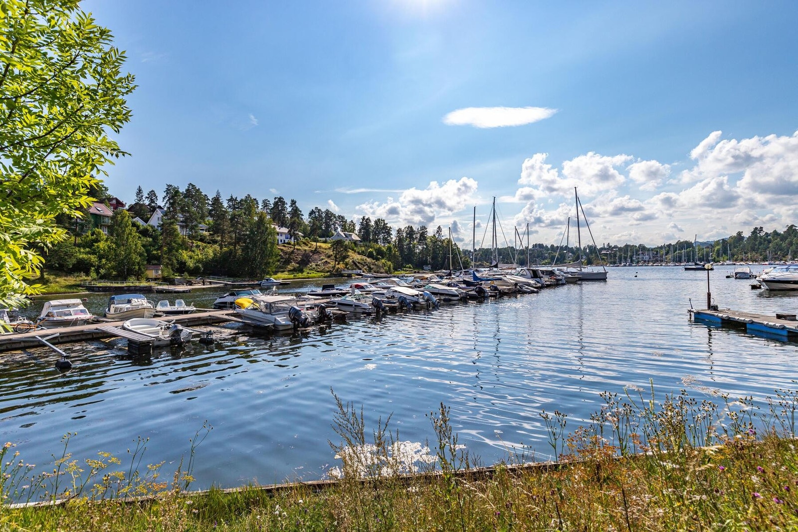 Som sameier i Nordre Nesøya Sameie har man rett til båtplass ved en årlig tildeling. Se båtforeningens hjemmeside: https://www.havneweb.no/halsbukta/ Galleribilde