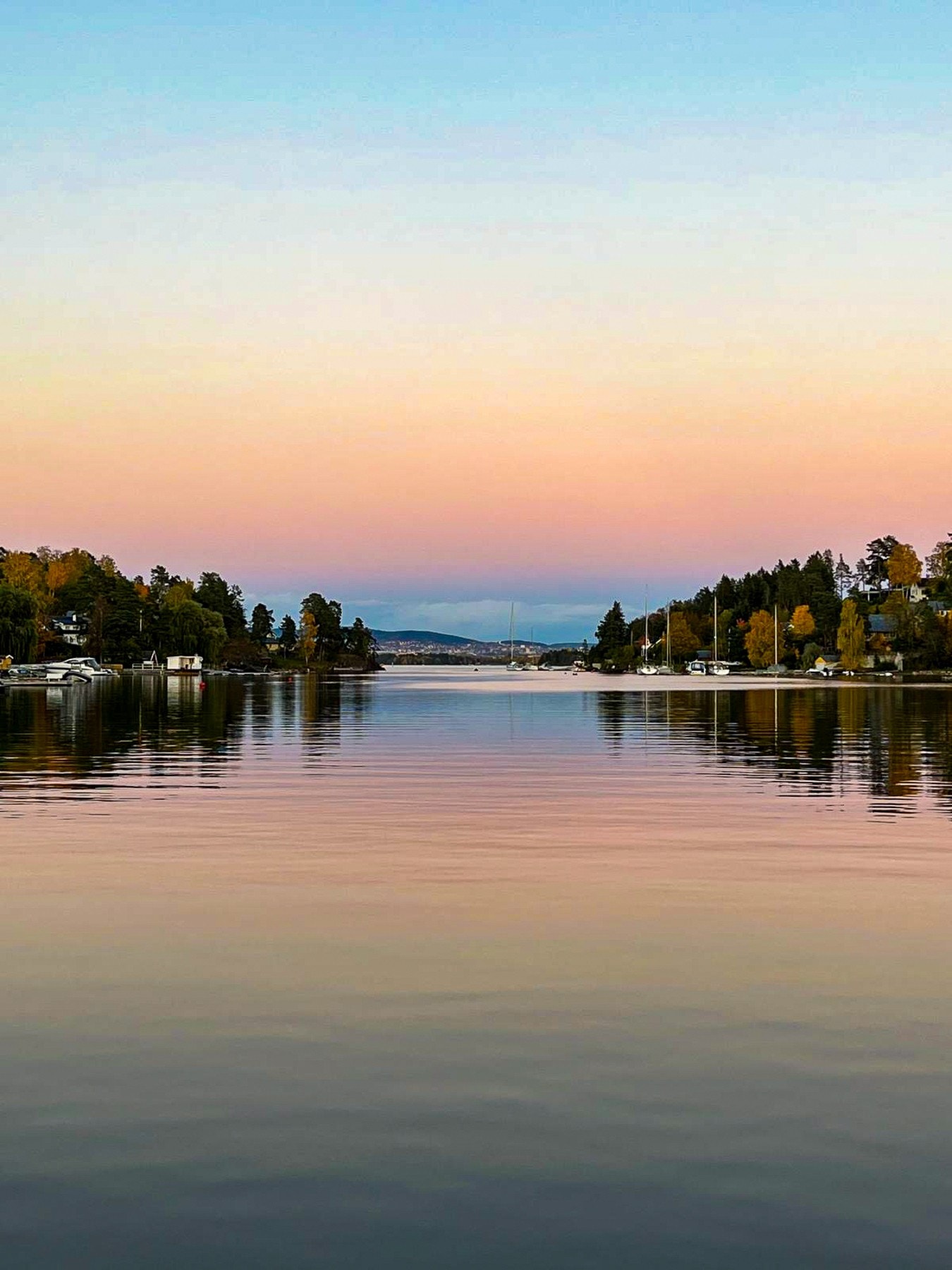 Fra boligen er det kun noen få minutters gange til sjøen og vakre Halsbukta med båt- og badeplass for sameiet Galleribilde