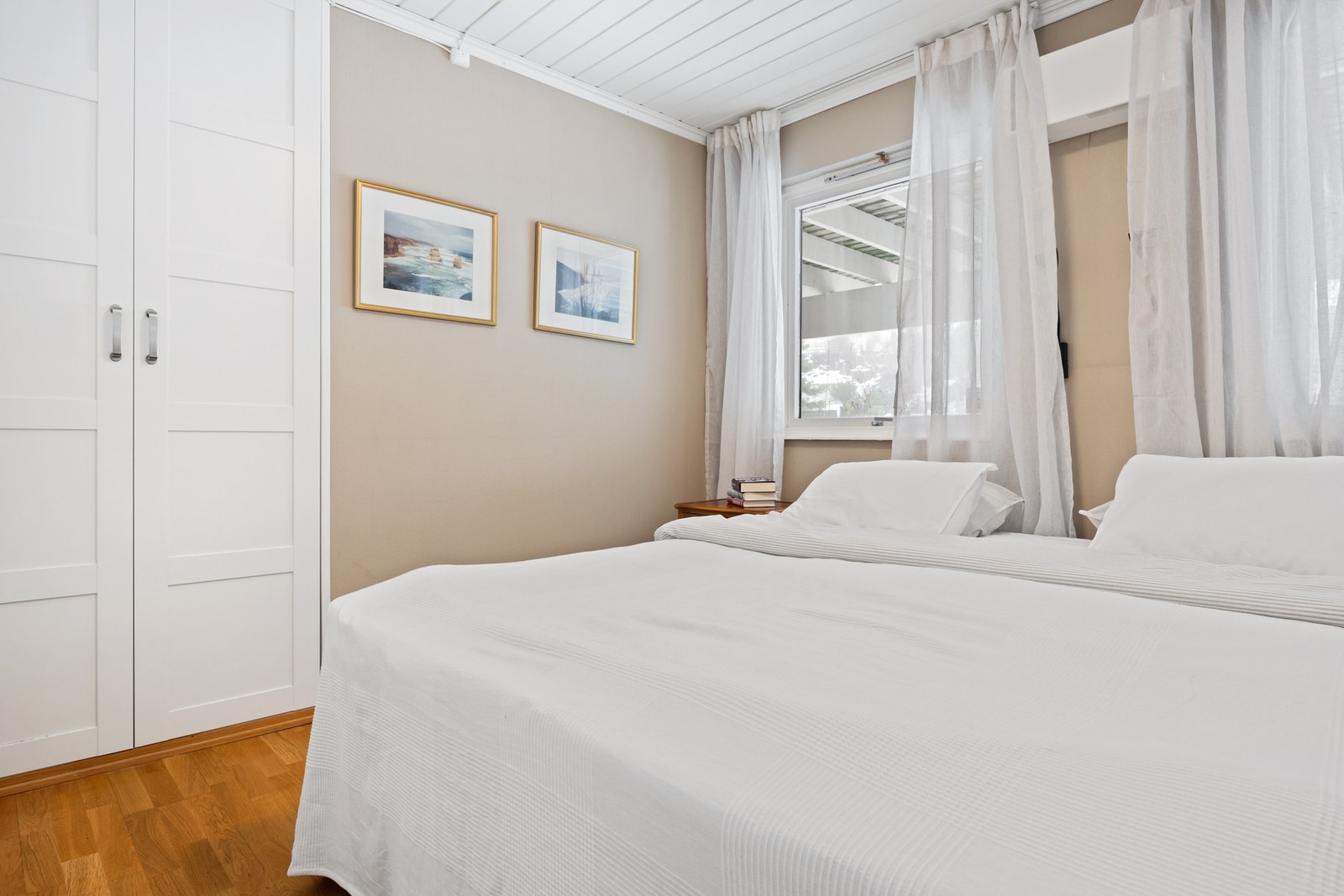 Det er 3 soverom i boligen, hvorav to i midtre plan og ett i nederste plan. Her fra hovedsoverommet i midtre plan. Galleribilde