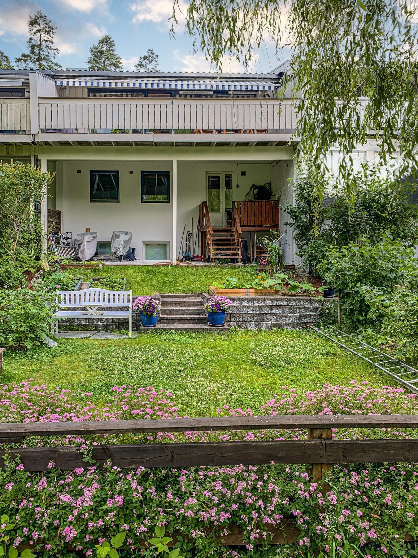 Rekkehus over 3 plan med solrike terrasser/hage på begge sider Galleribilde