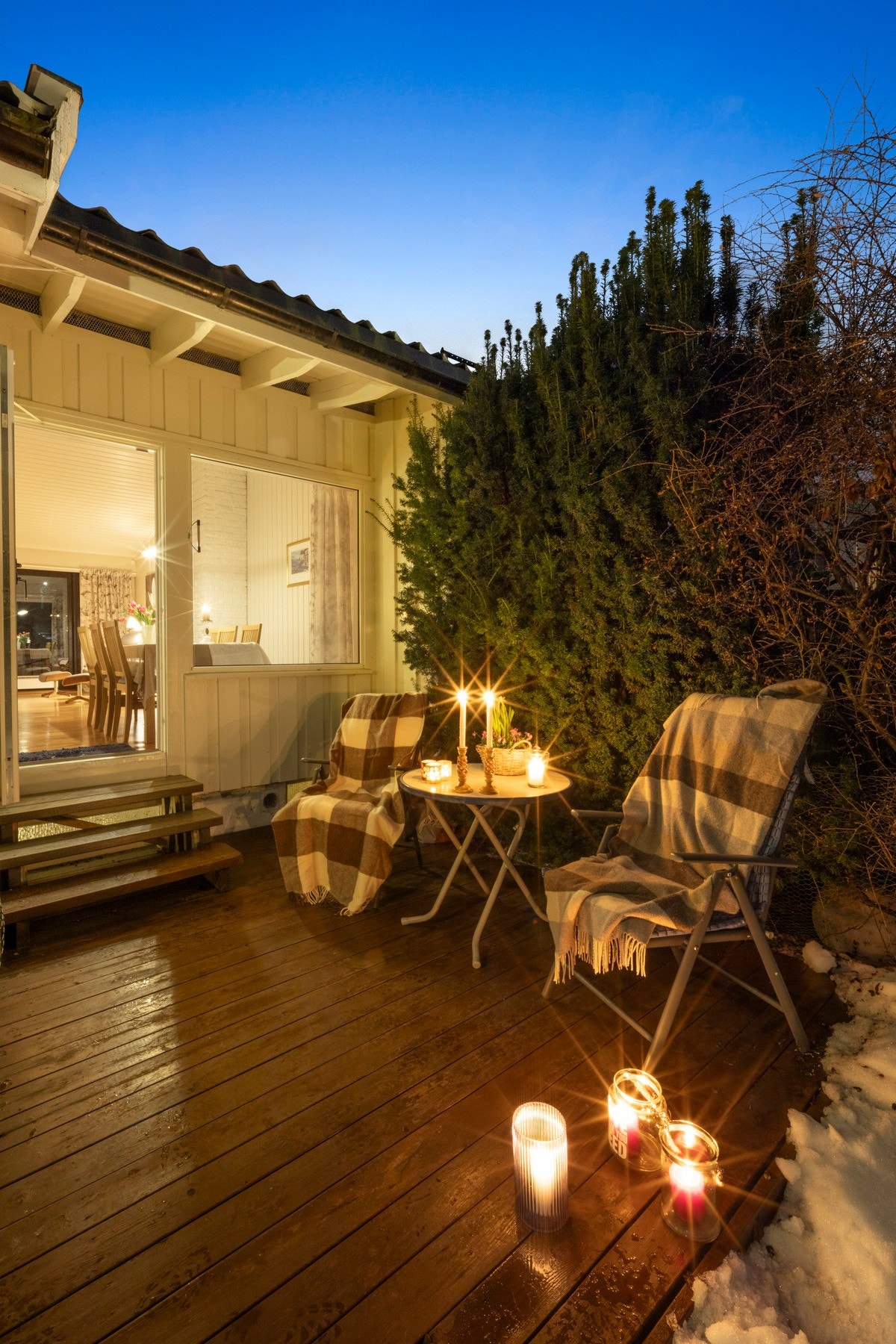 Koselig terrasse på ca. 12 kvm ved inngangssiden, med tilgang fra stue/kjøkken i 1. etasje. På denne siden av huset er det ettermiddags- og kveldssol. Galleribilde