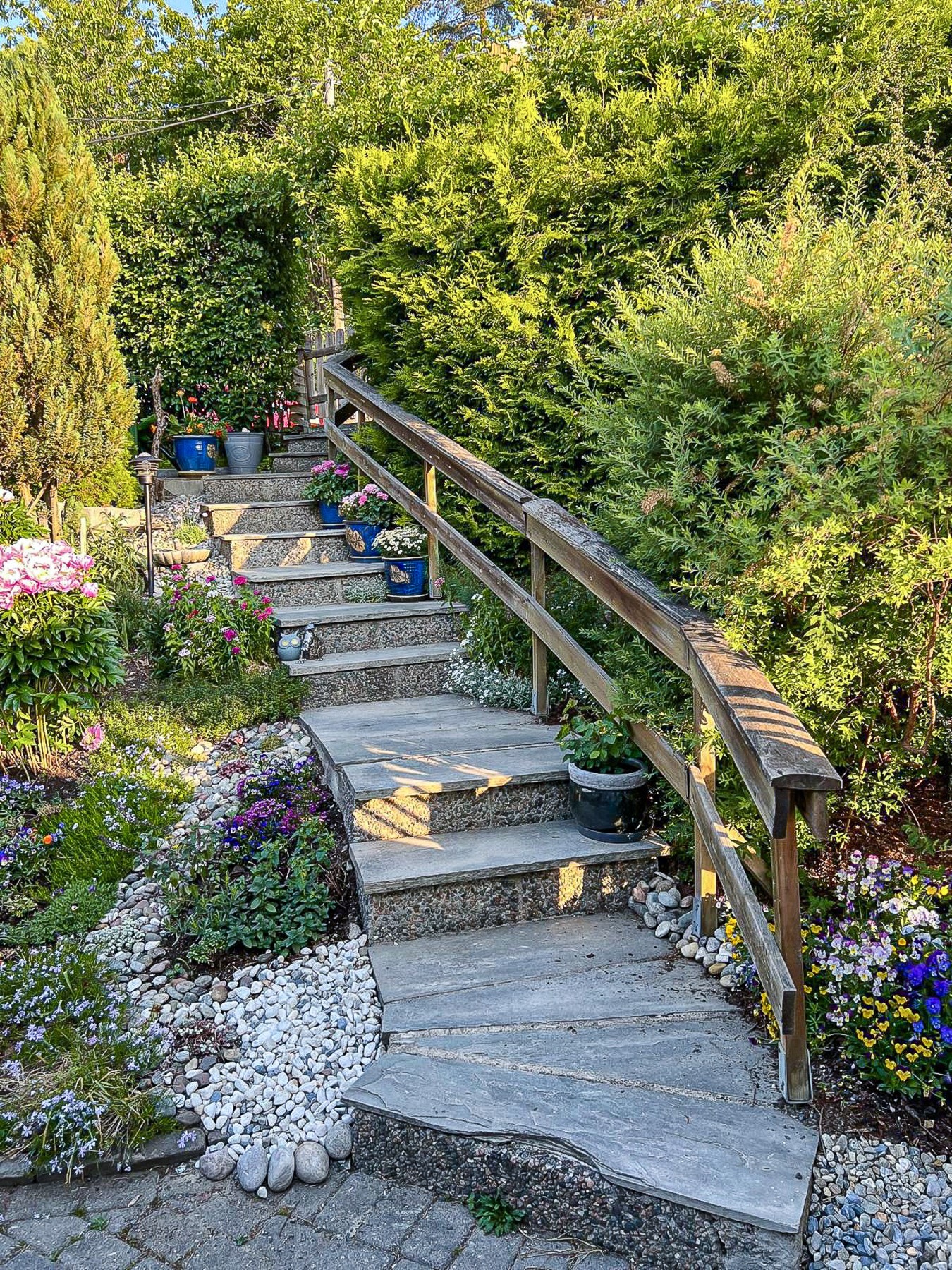 Eiers sommerbilde fra trappen og områdene ved inngangssiden Galleribilde