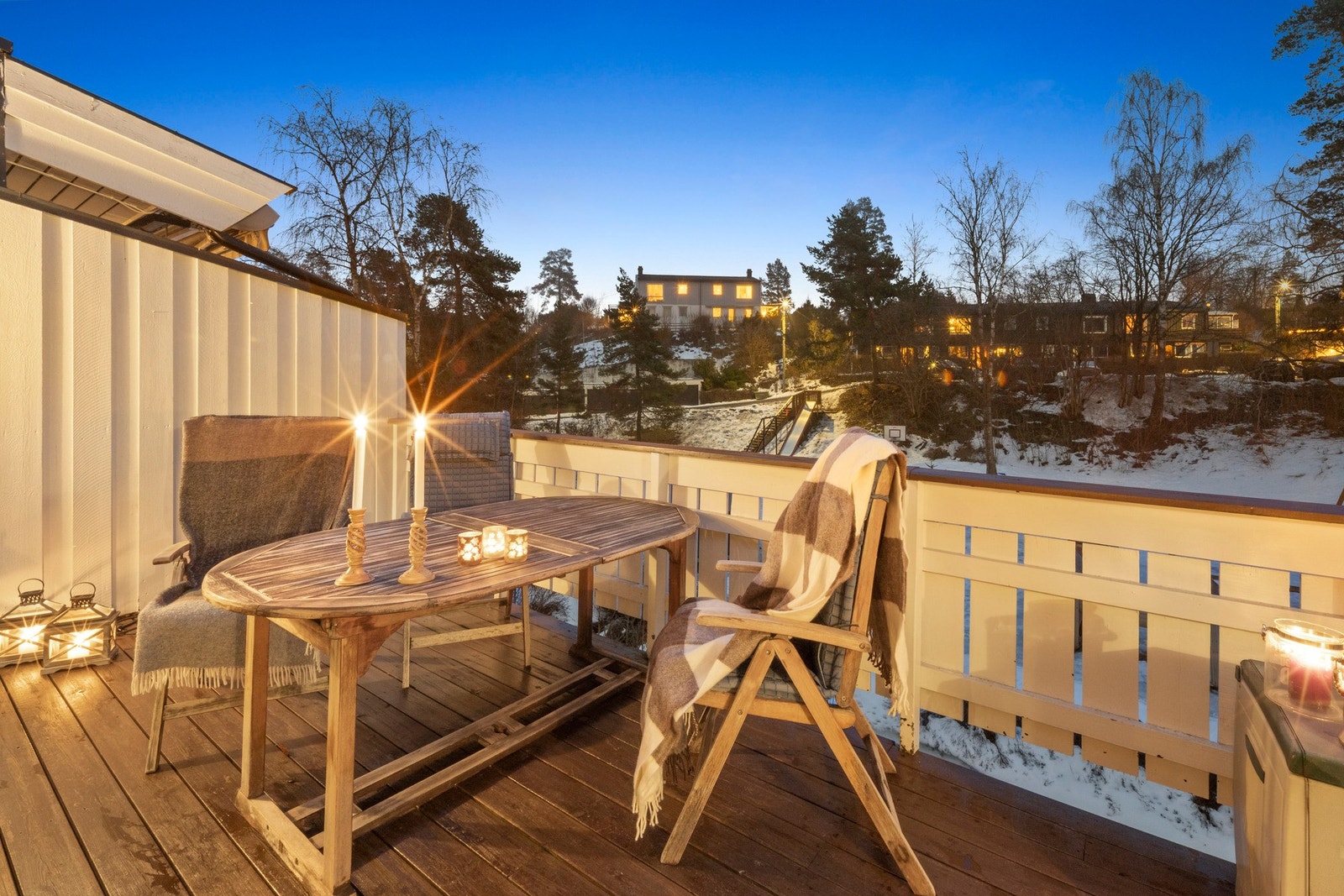 Fra stuen er det utgang til sydøstvendt veranda på 21 kvm med morgen- og formiddagssol. Galleribilde