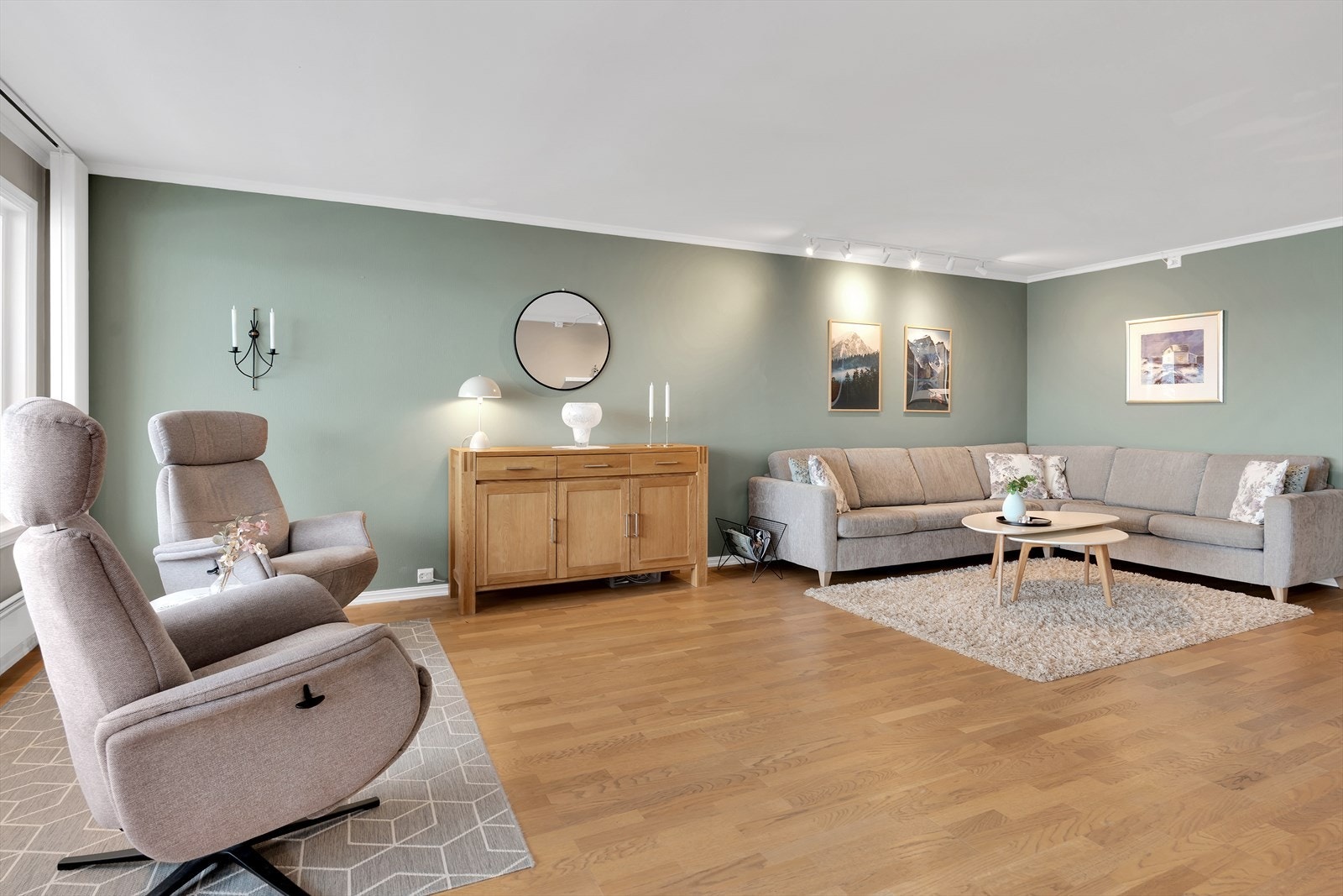 Romslig stue med plass til flere sittegrupper, og gode møbleringsmuligheter. Galleribilde