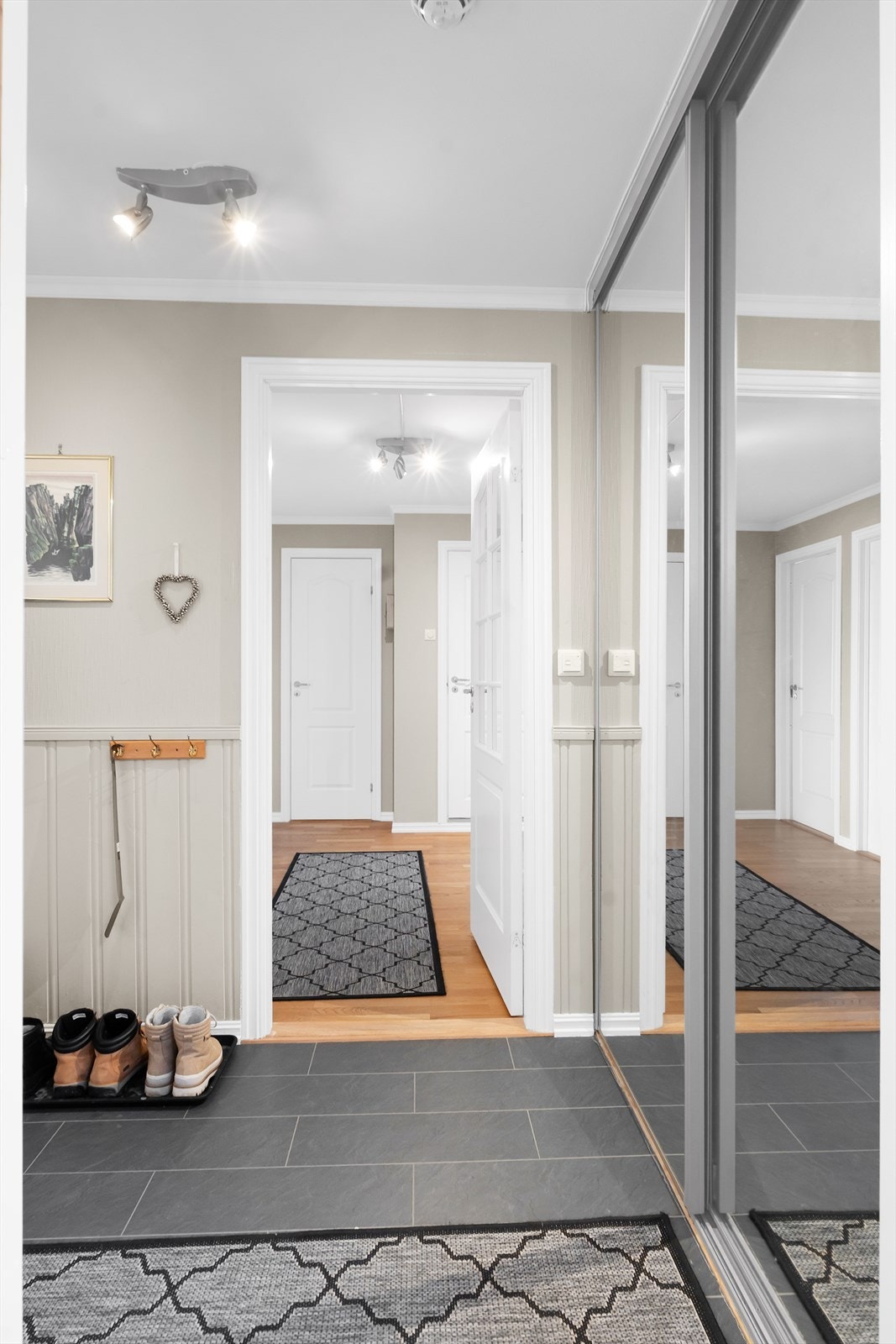 Romslig entrè innredet med skyvedørsgarderobe og god plass til sko. Galleribilde