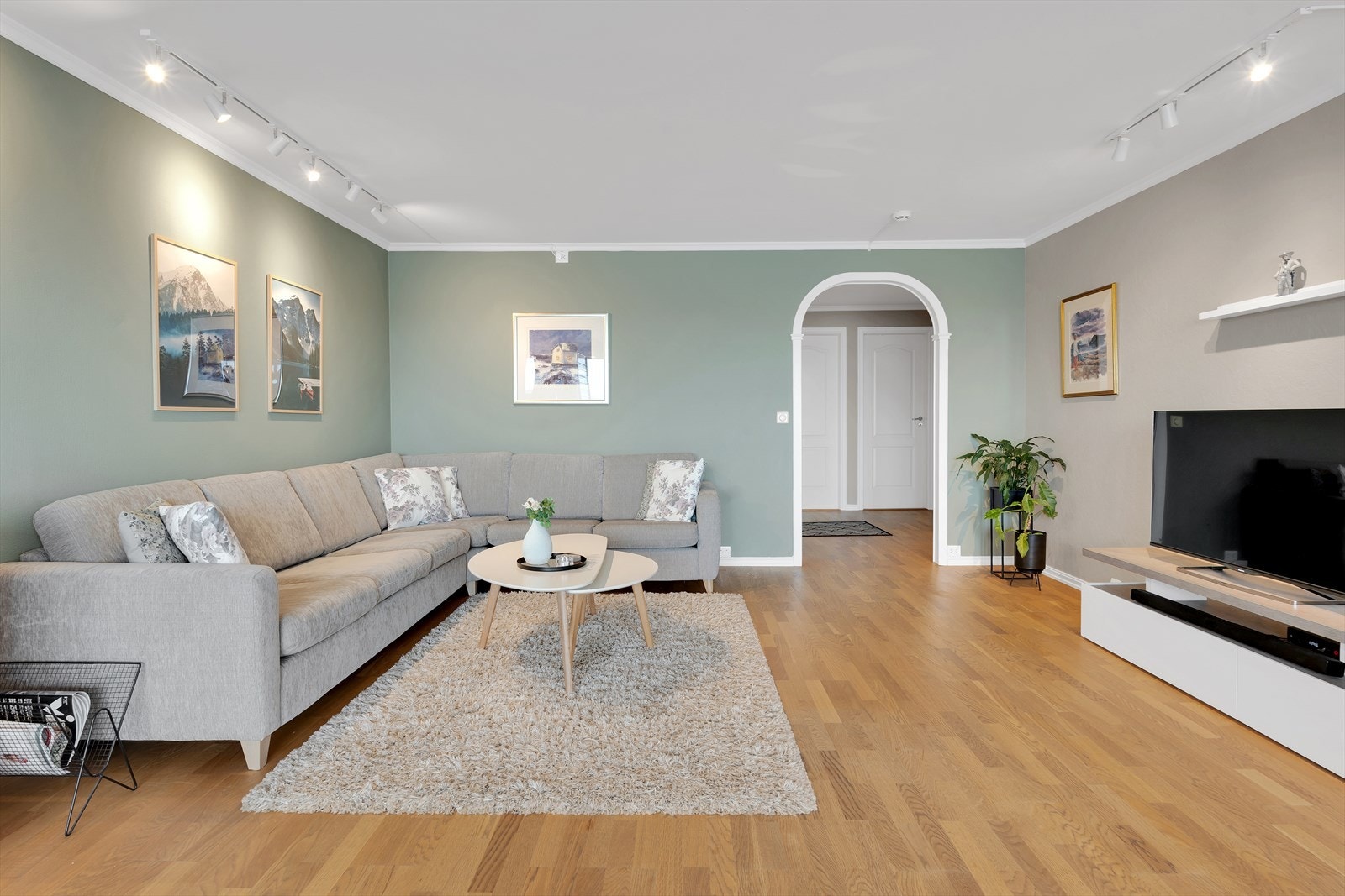 En lys og innbydende 5-roms med fast garasjeplass og vestvendt balkong som byr på fantastisk utsikt og optimale solforhold! . Galleribilde