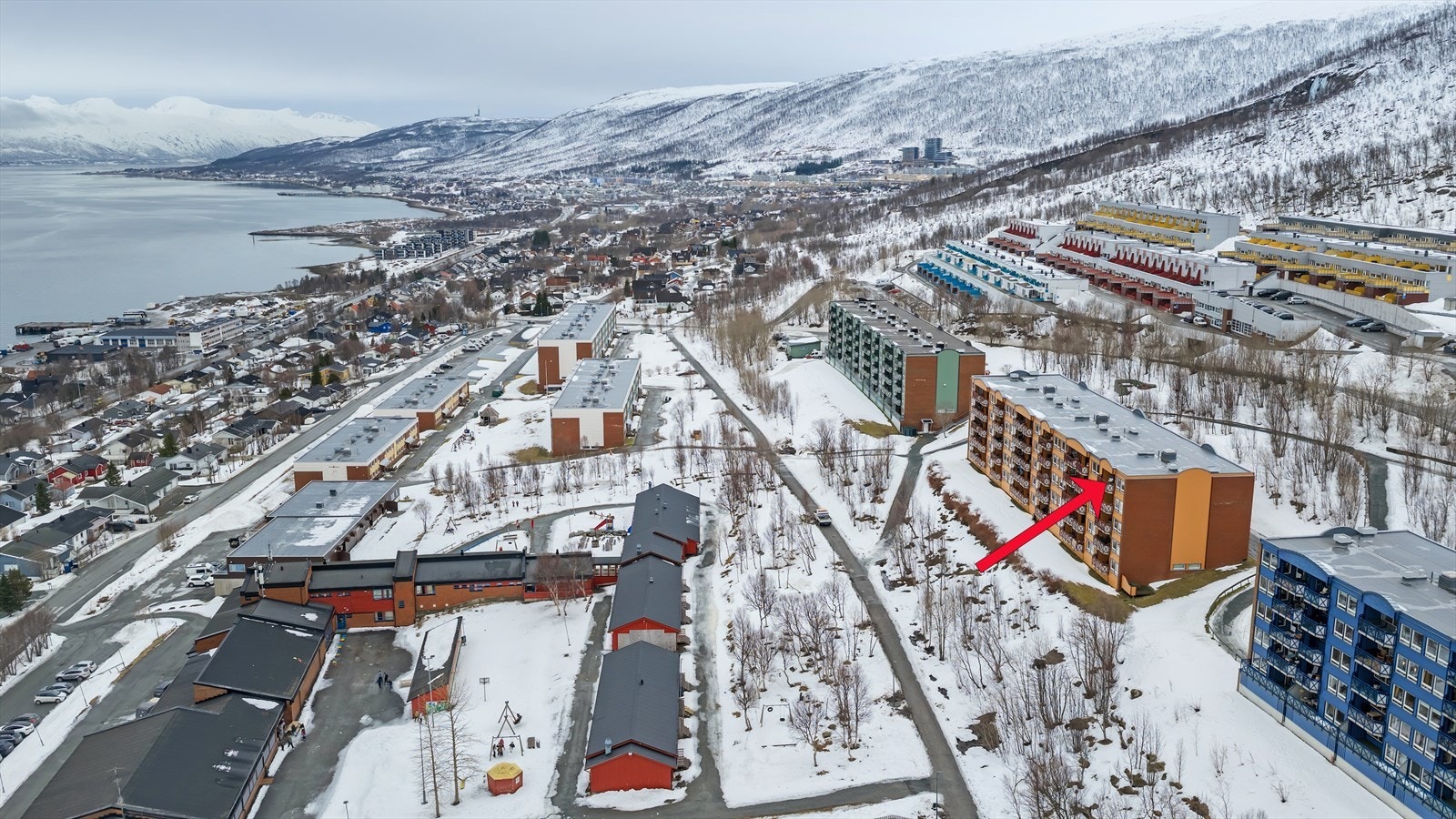 Boligen har meget god intern beliggenhet i toppetasjen på hjørnet av bygget. Galleribilde