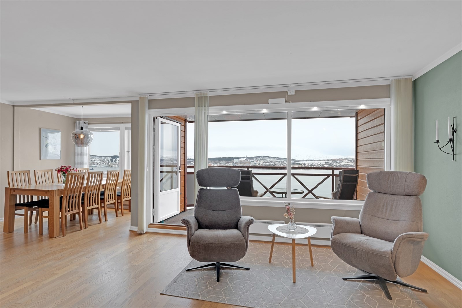 Stue med rikelig naturlig lysinnslipp fra store vindusflater, og direkte utgang til vestvendt balkong. Galleribilde