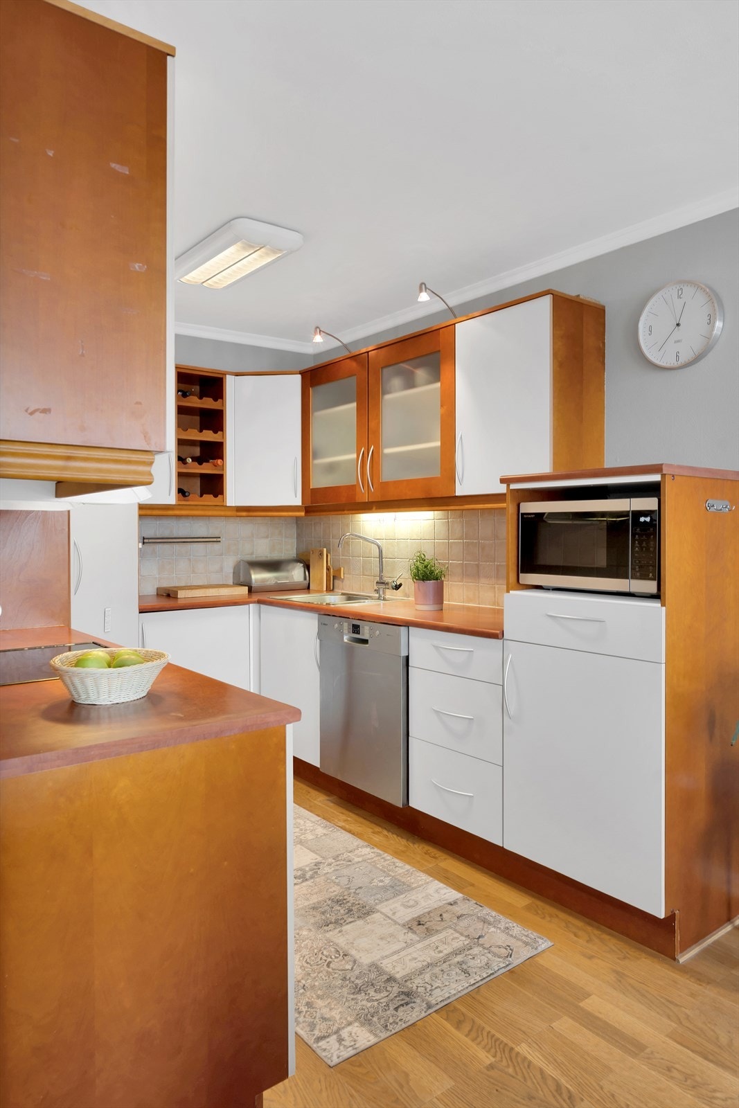 Rikelig med oppbevaringsplass i skuffer og skap, samt stor og funksjonell benkeplate. Galleribilde