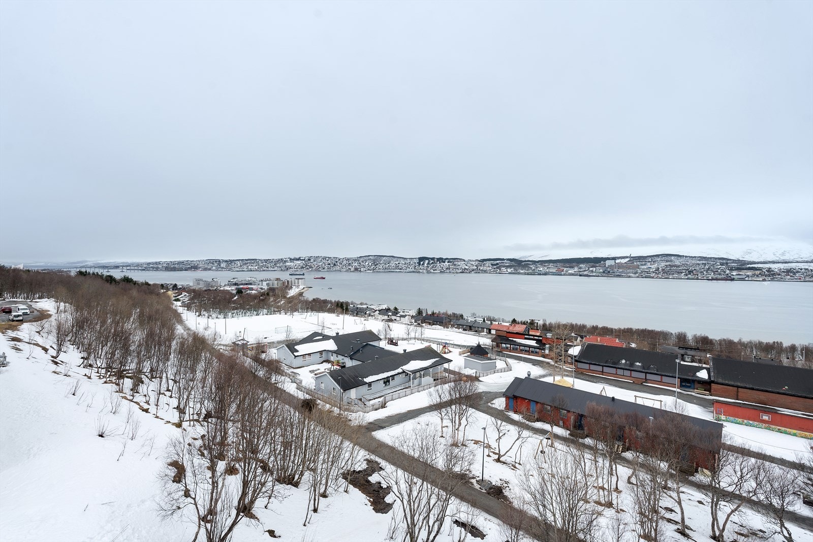 Nydelig utsikt mot sørvest fra balkongen, med sol fra formiddag til kveld om sommeren. Galleribilde
