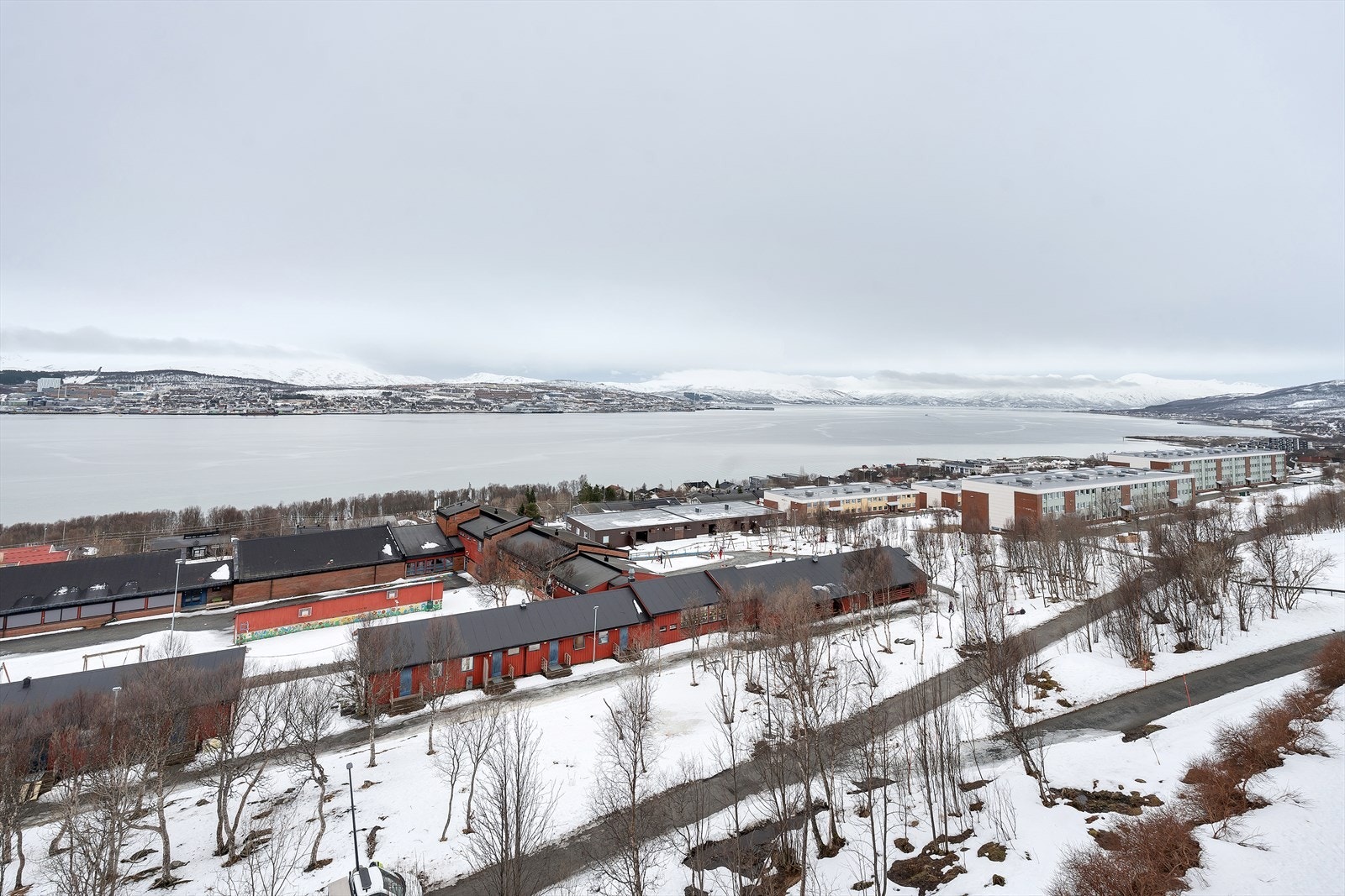 Utsikt mot nordtromsøya og Ringvassøya. Galleribilde