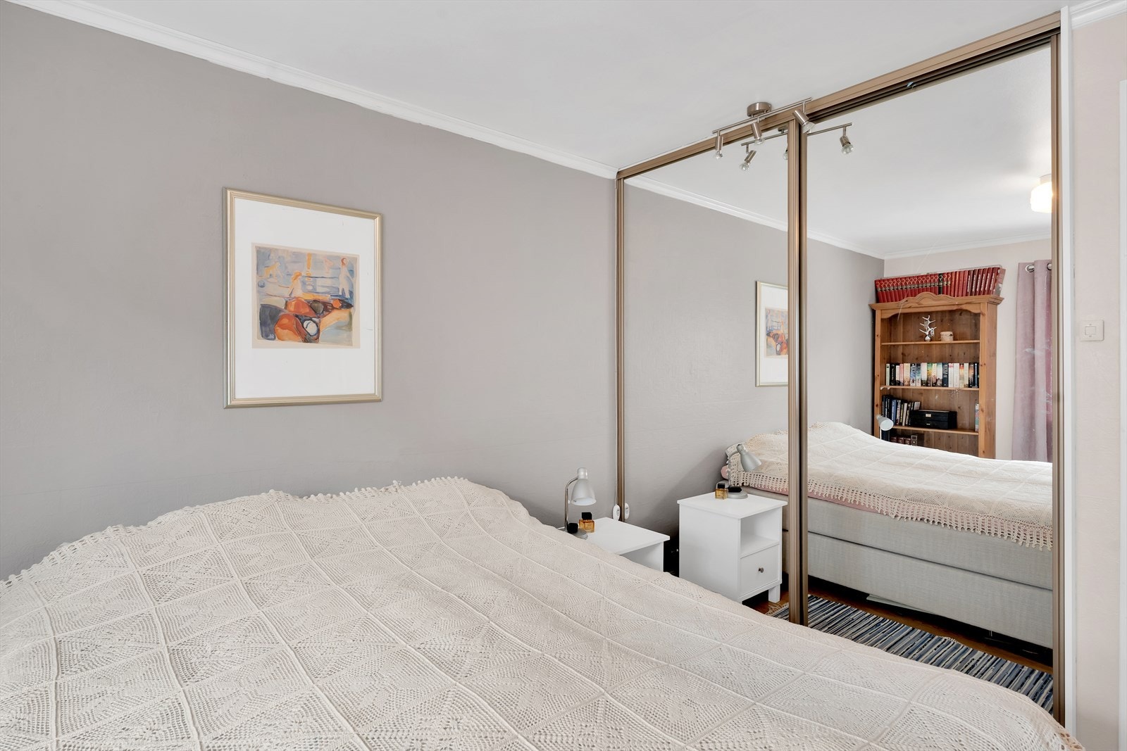 Innredet med praktisk garderobeskap med god oppbevaringsplass. Galleribilde