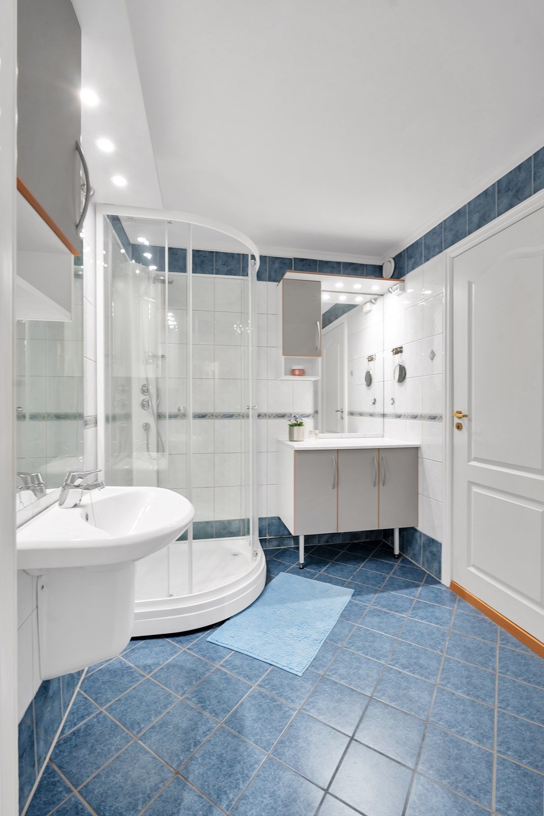 Komplett flislagt bad med varmekabler i gulv. Galleribilde