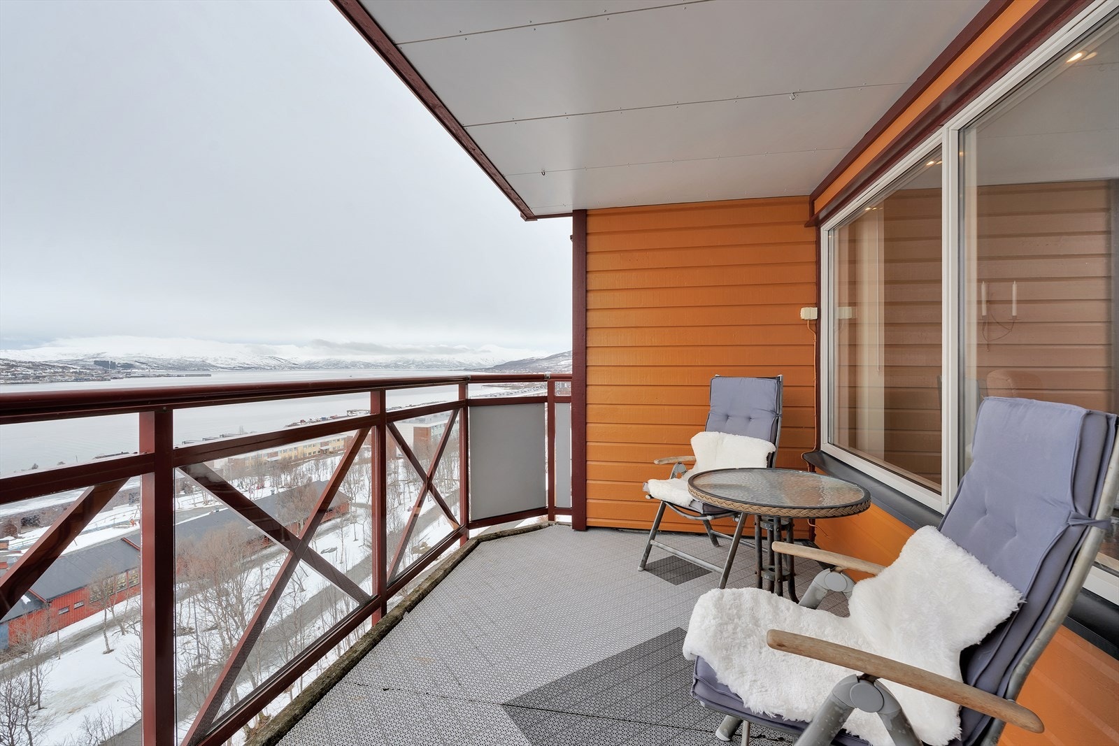 Fra stuen er det direkte utgang til vestvendt balkong med nydelig utsikt og optimale solforhold. Galleribilde