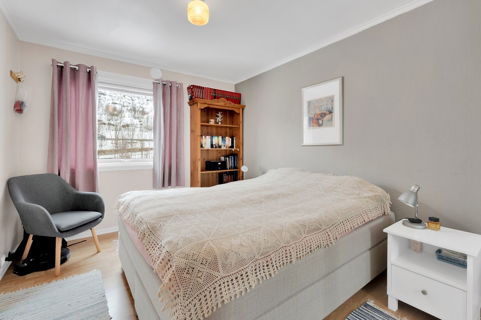 Romslig soverom 1 med god plass til stor seng og annet ønsket møblement. Galleribilde