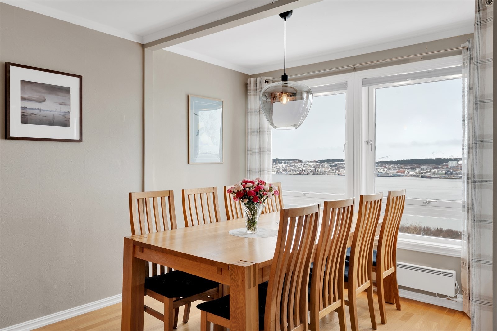 Spisegruppen finner sin naturlige plass like ved kjøkkenet. Galleribilde