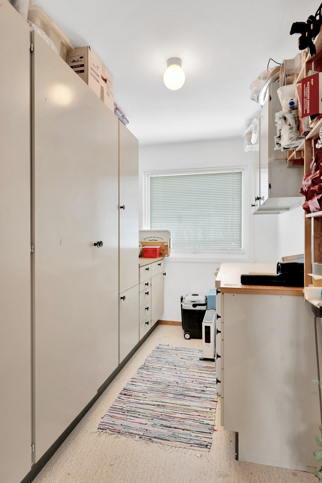 Soverom 4- i dag innredet som praktisk oppbevaringsrom med meget god oppbevaringsplass. Galleribilde