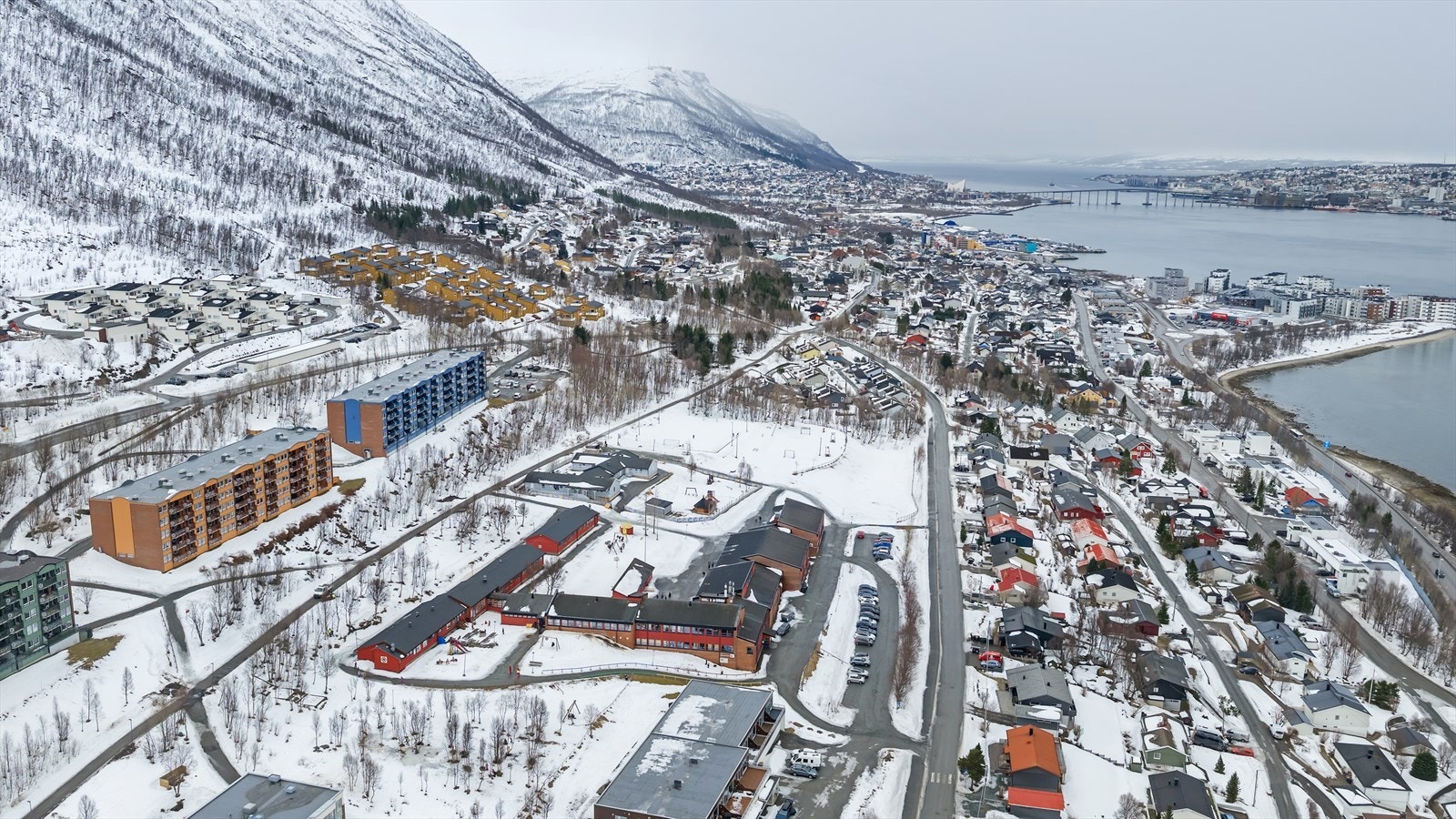 Her bor du i familievennlige og naturnære omgivelser, med kort vei til både barnehager, skoler, lekeplasser, og flotte tur- og rekreasjonsområder. Galleribilde