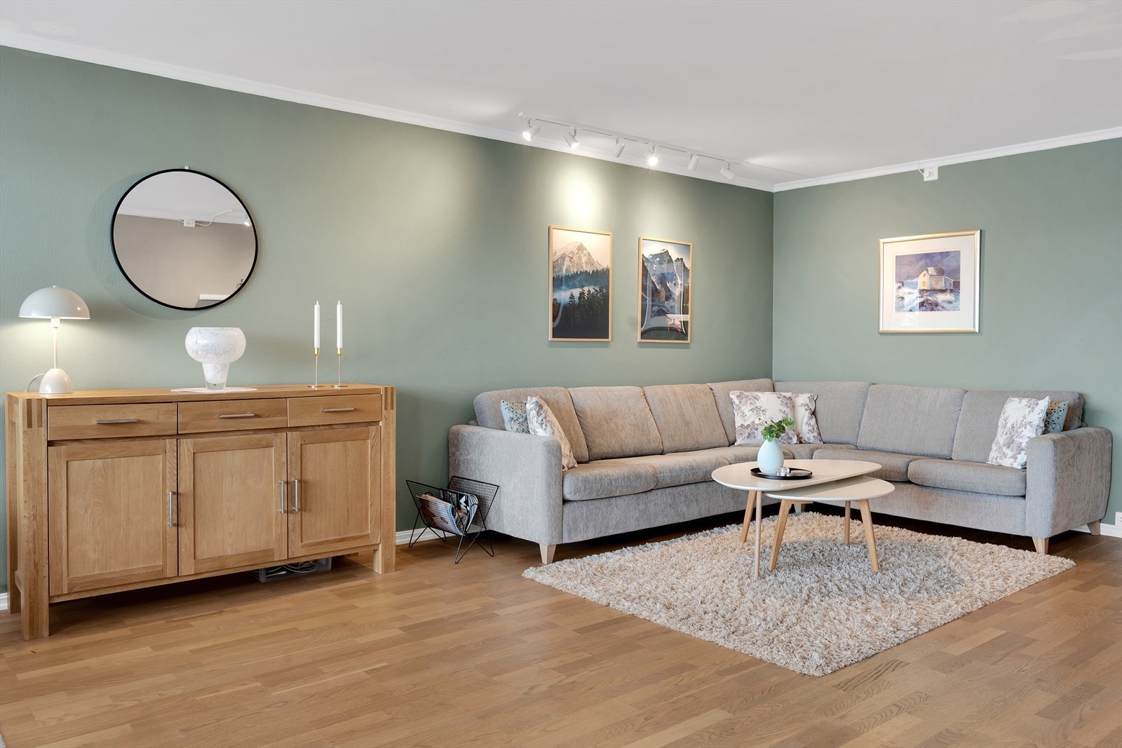 Boligen byr på glatte overflater i flotte fargevalg, pent parkettgulv og høy trivselsfaktor. Galleribilde