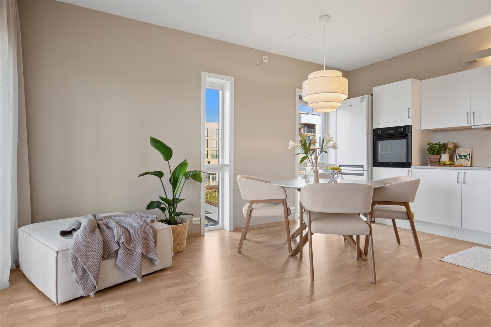 Vinduer på flere sider gir rikelig med lys og utsyn Galleribilde