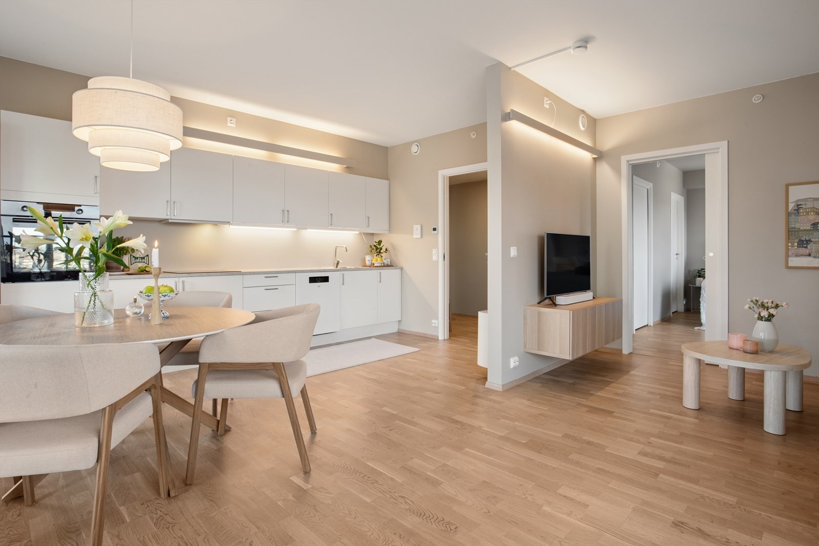 God planløsning gjør at TVstuen har en naturlig sone, delvis adskilt fra kjøkkenet Galleribilde