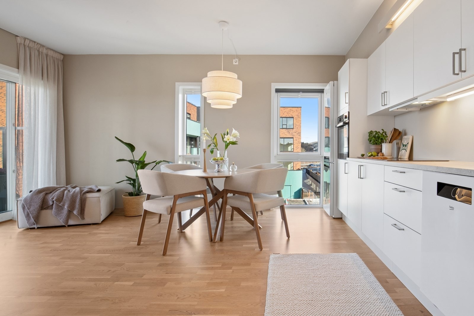 God plass til spisestue like ved kjøkkenet Galleribilde