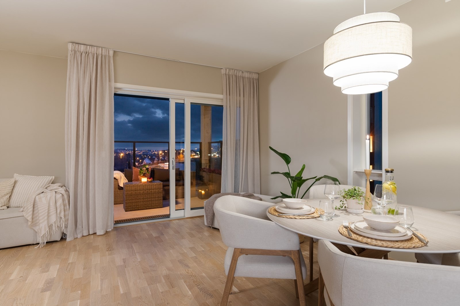 Fra de fleste vinduer har man nydelig utsikt over Sandved og Ganddal Galleribilde